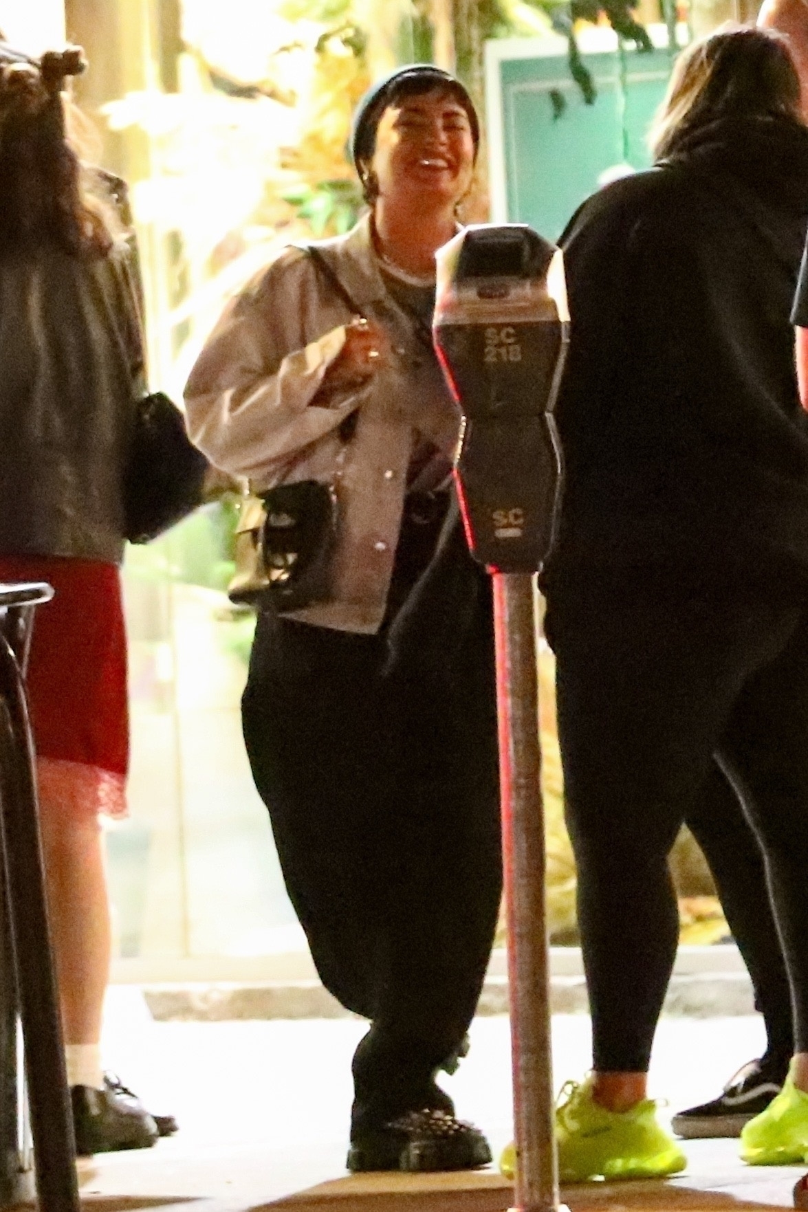 Demi Lovato disfrutó de una noche con amigos en Larchmont Village, Los Ángeles. La artista lució un look casual: remera estampada, campera de jean y pantalón negro de cuero