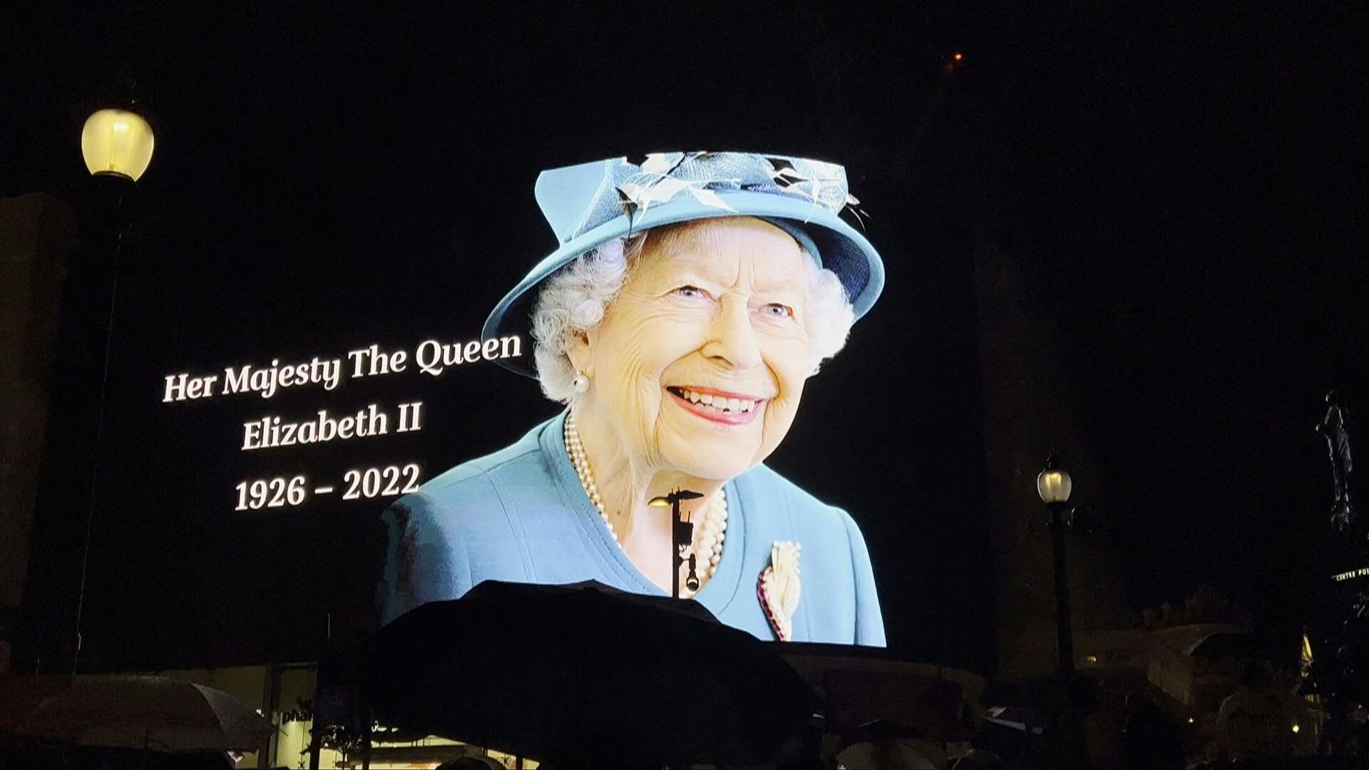 La reina Isabel II, jefa de Estado del Reino Unido y 14 países de la Commonwealth, falleció el jueves a los 96 años tras siete décadas de reinado en los que capeó numerosas crisis de una monarquía que ahora abre un nuevo capítulo.