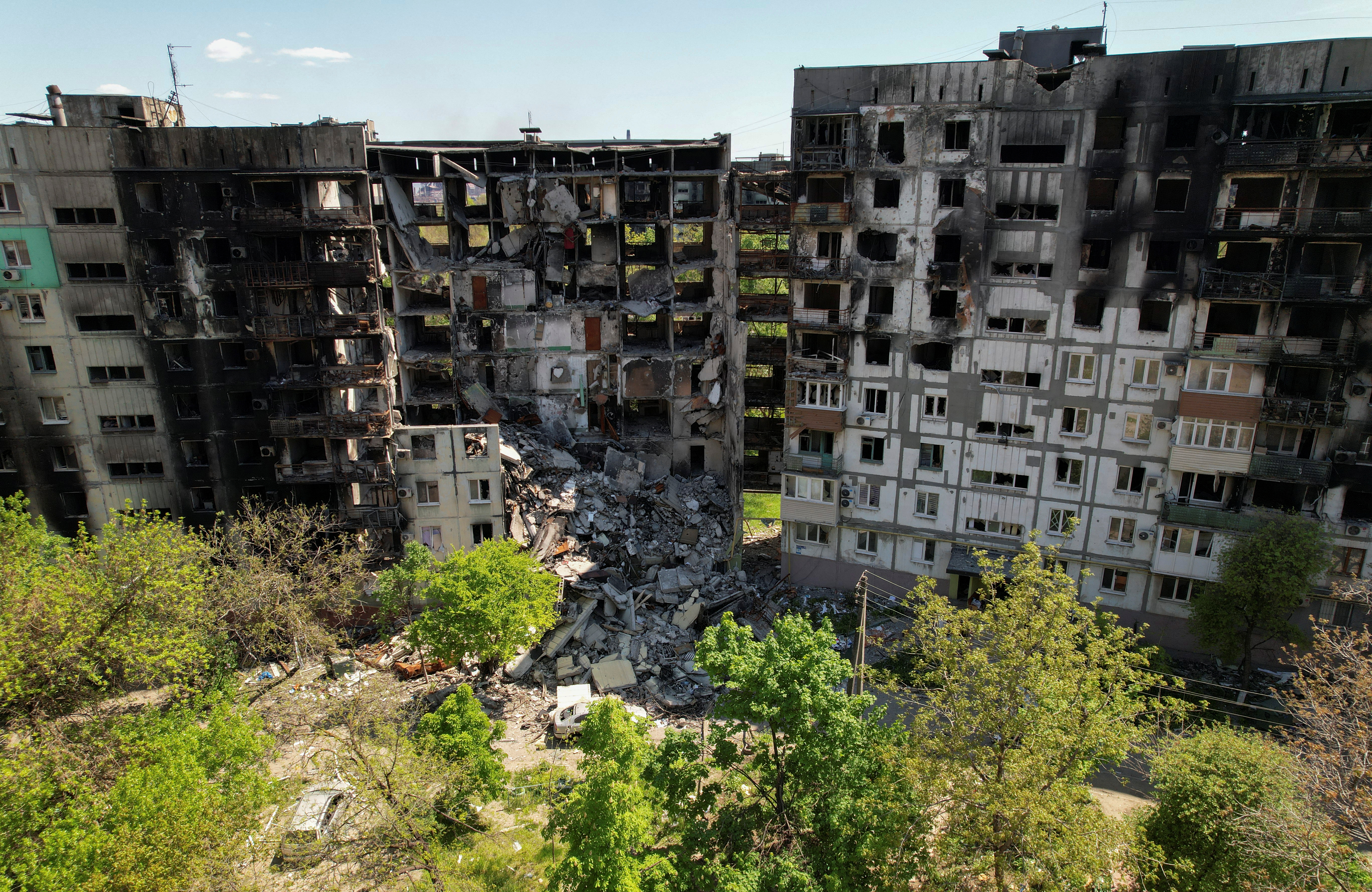 Un edificio residencial fuertemente dañado en la ciudad portuaria de Mariupol, Ucrania, el 11 de mayo de 2022 (REUTERS/Pavel Klimov)