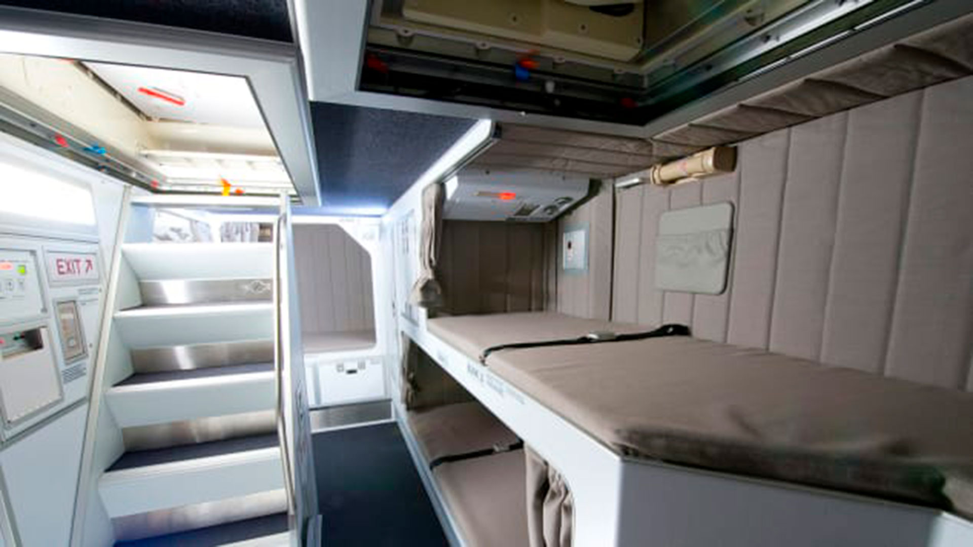 Para acceder a este compartimento de un Aribus A330 los tripulantes deben bajar una pequeña escalera. (Philippe Masclet/master films/Airbus)