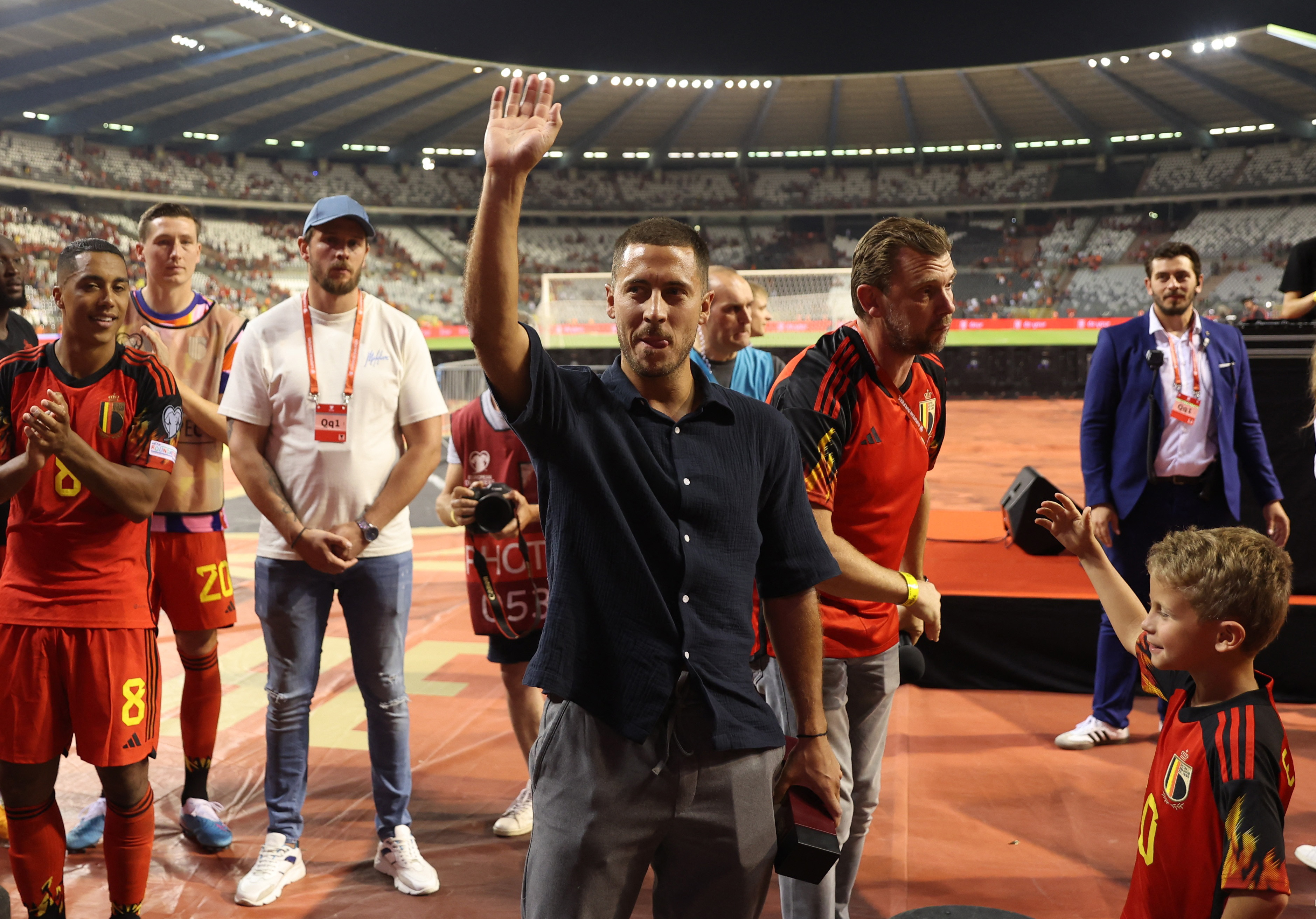 Eden Hazard despidiéndose de la gente luego del partido entre Bélgica y Austria REUTERS/Yves Herman