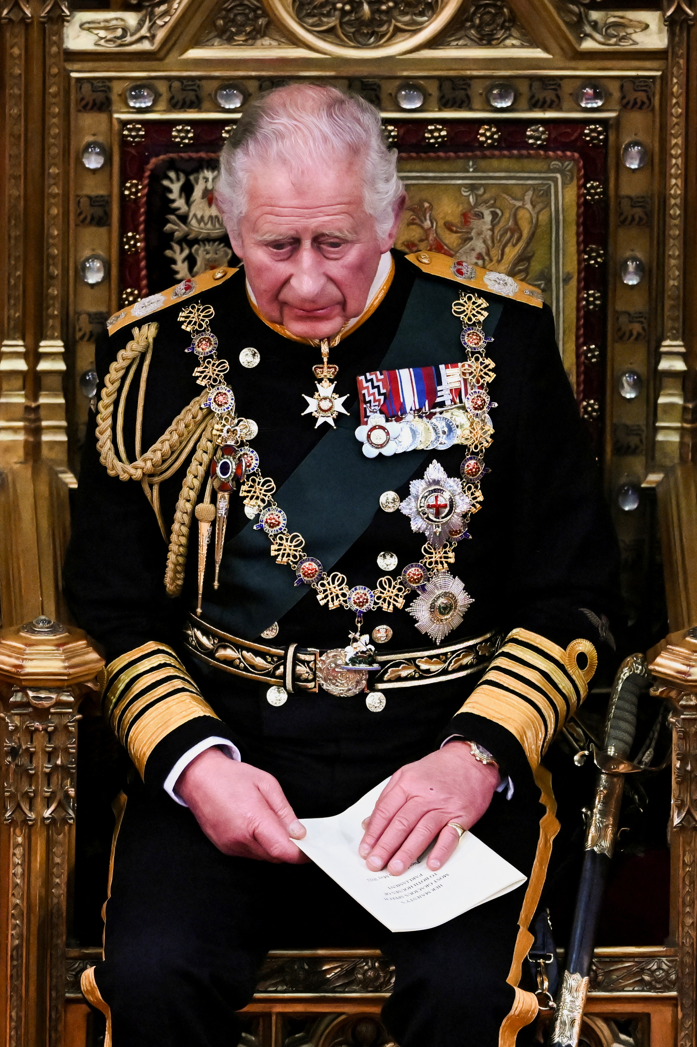 El Príncipe Carlos de Gran Bretaña reacciona después de pronunciar el Discurso de la Reina durante la Apertura Estatal del Parlamento en la Cámara de los Lores en las Casas del Parlamento en Londres, Gran Bretaña, el 10 de mayo de 2022. Ben Stansall/Pool vía REUTERS