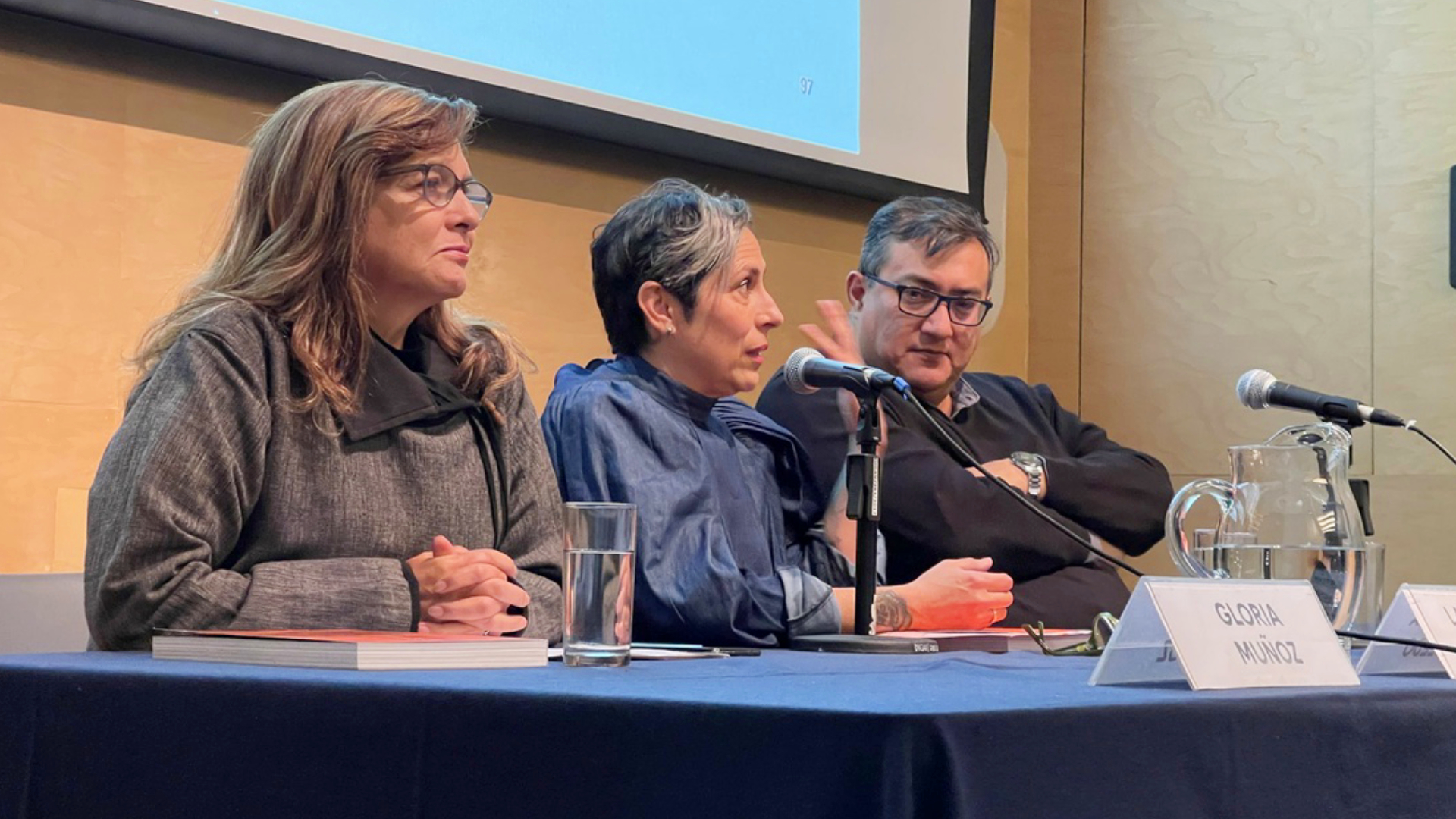 Cuauhtémoc Medina, Laureana Toledo y Gloria Muñoz Ramírez en la presentación de "La tierra baldía"