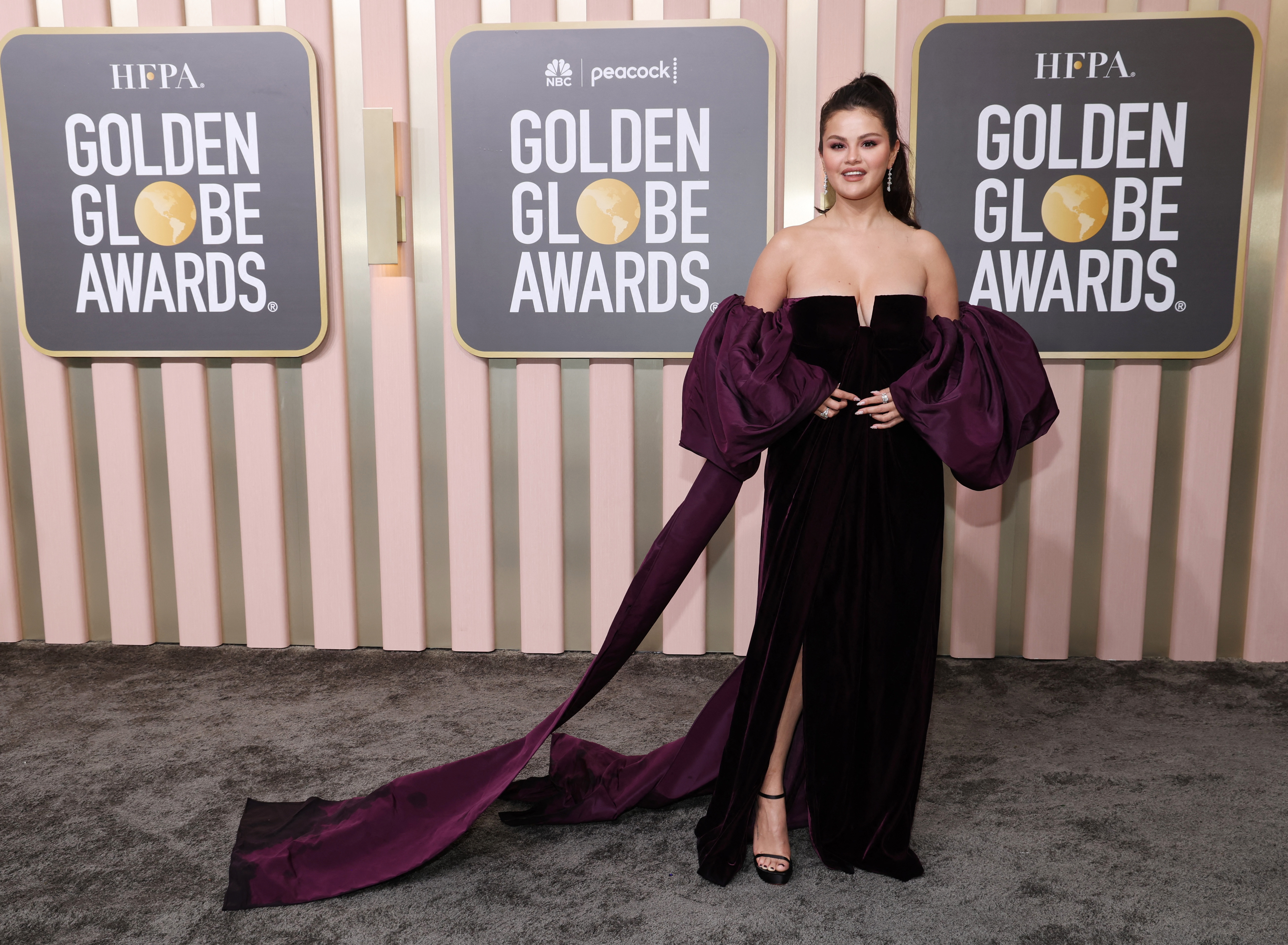 La protagonista de "Solo", Selena Gómez optó por un vestido en terciopelo de color púrpura / REUTERS/Mario Anzuoni