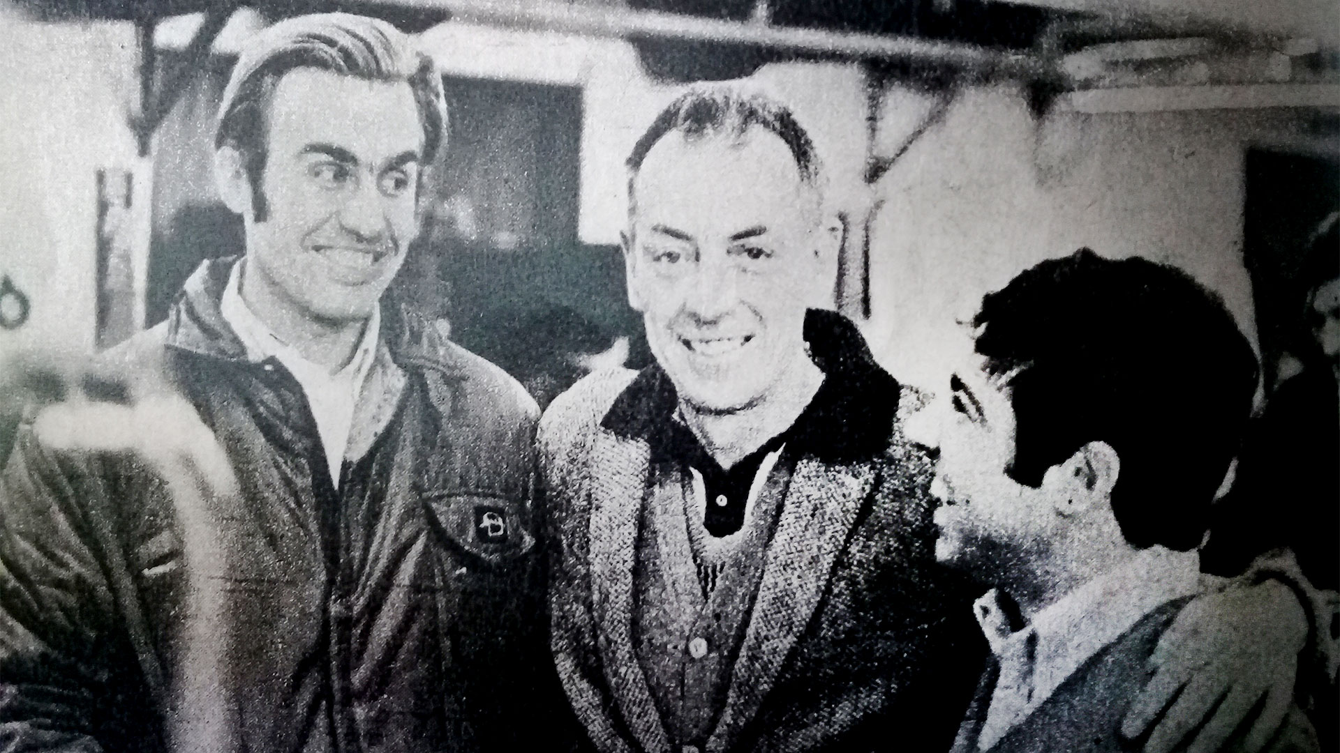Lole Reutemann, Ron Tauranac (diseñador) y Chiche Caldarella en el taller de Brabham (Archivo CORSA)
