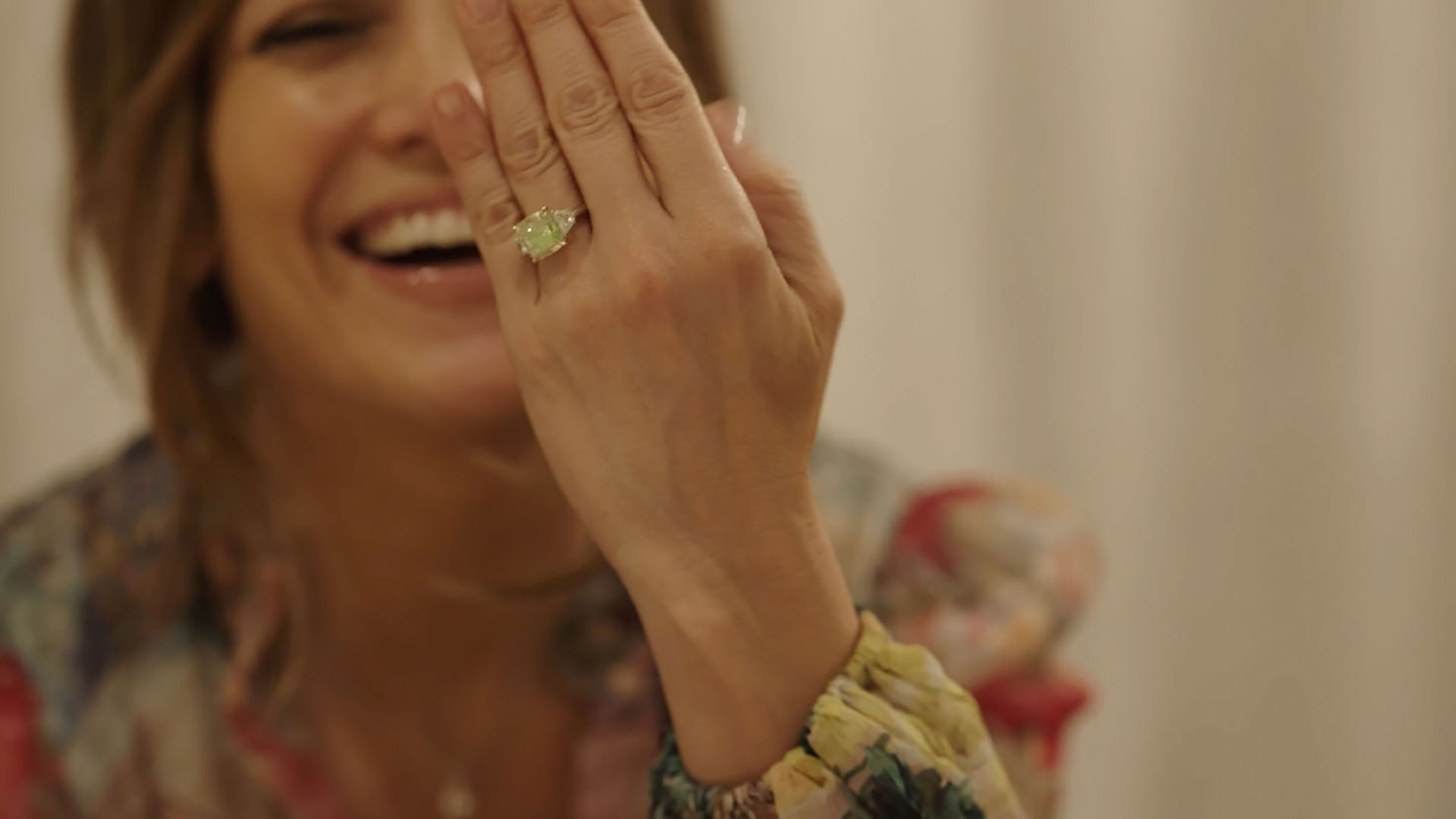 Jennifer Lopez muestra el anillo de compromiso que le regaló Ben Affleck