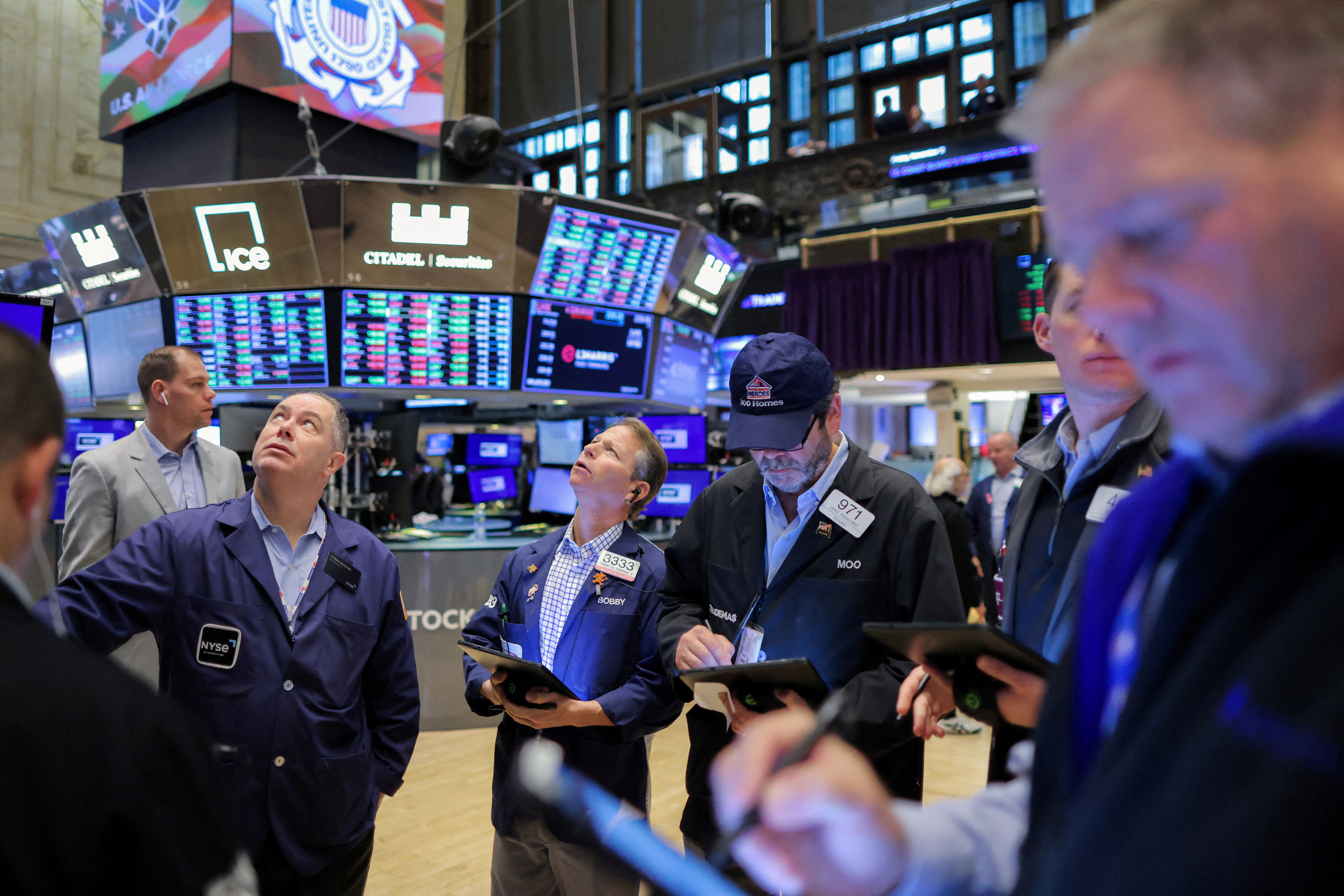 File photo: workers at the New York Stock Exchange (REUTERS / Andrew Kelly)