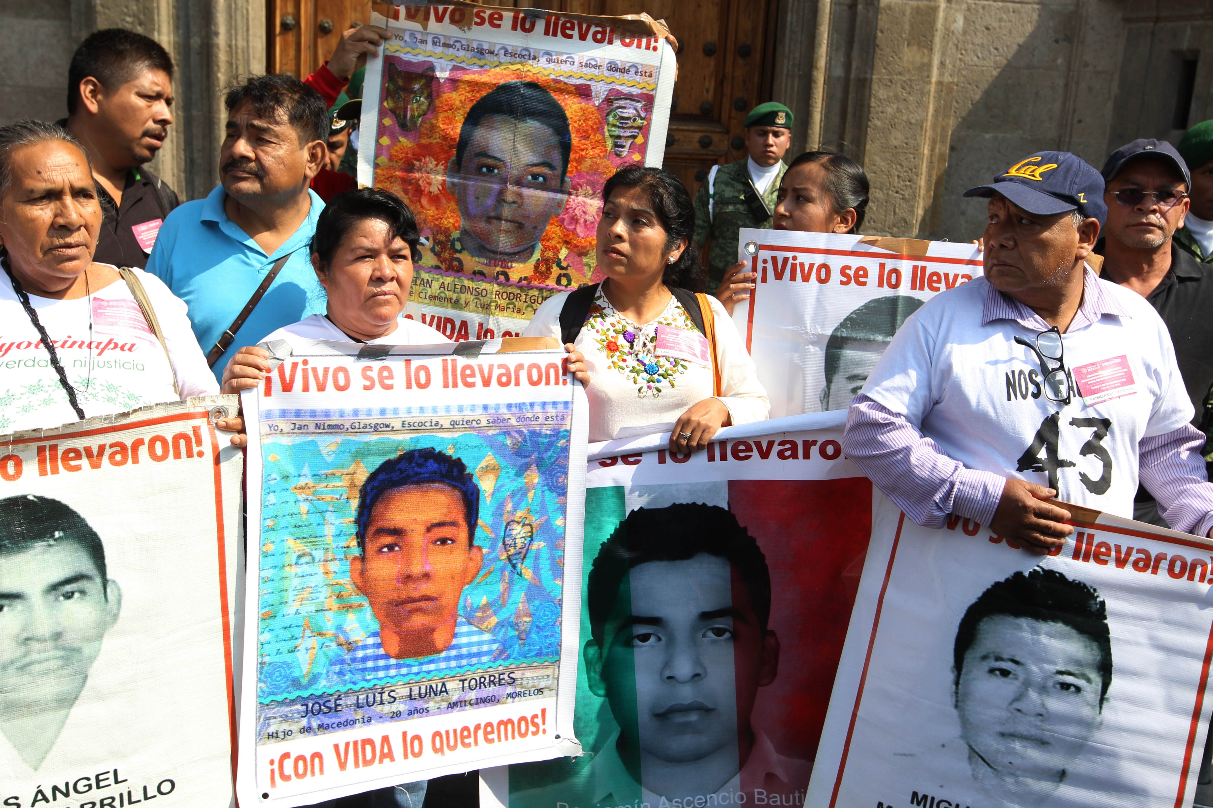 Padres de los estudiantes desaparecidos de Ayotzinapa (Foto: EFE/ Mario Guzmán)
