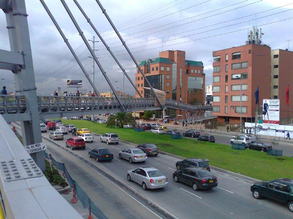 Hombre que se lanzó de un puente vehicular en el norte de Bogotá habría atacado a policías con un arma blanca