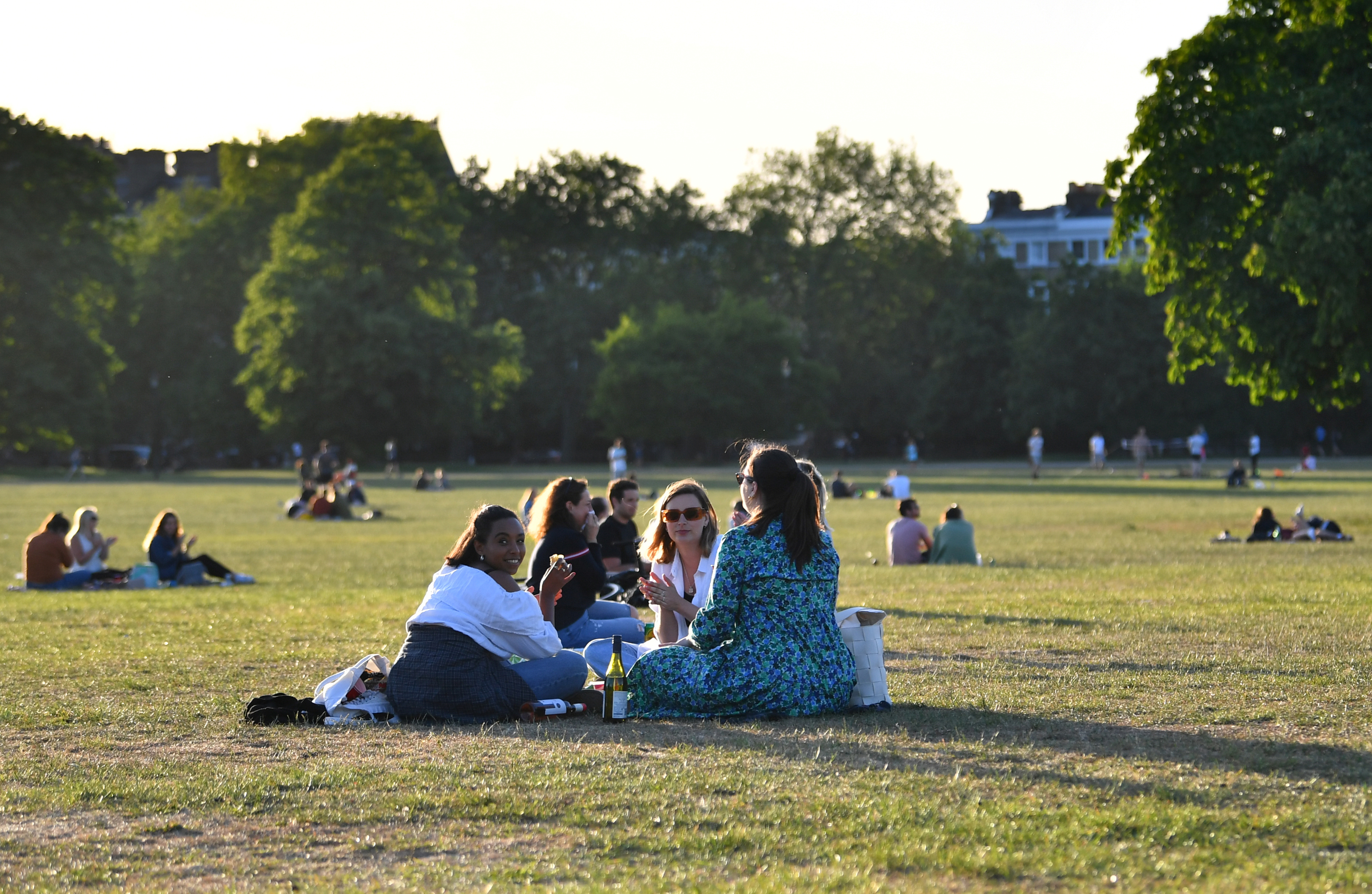 Grupos de personas se reúnen en parques de Londres, en medio de el brote de coronavirus REUTERS/Dylan Martinez