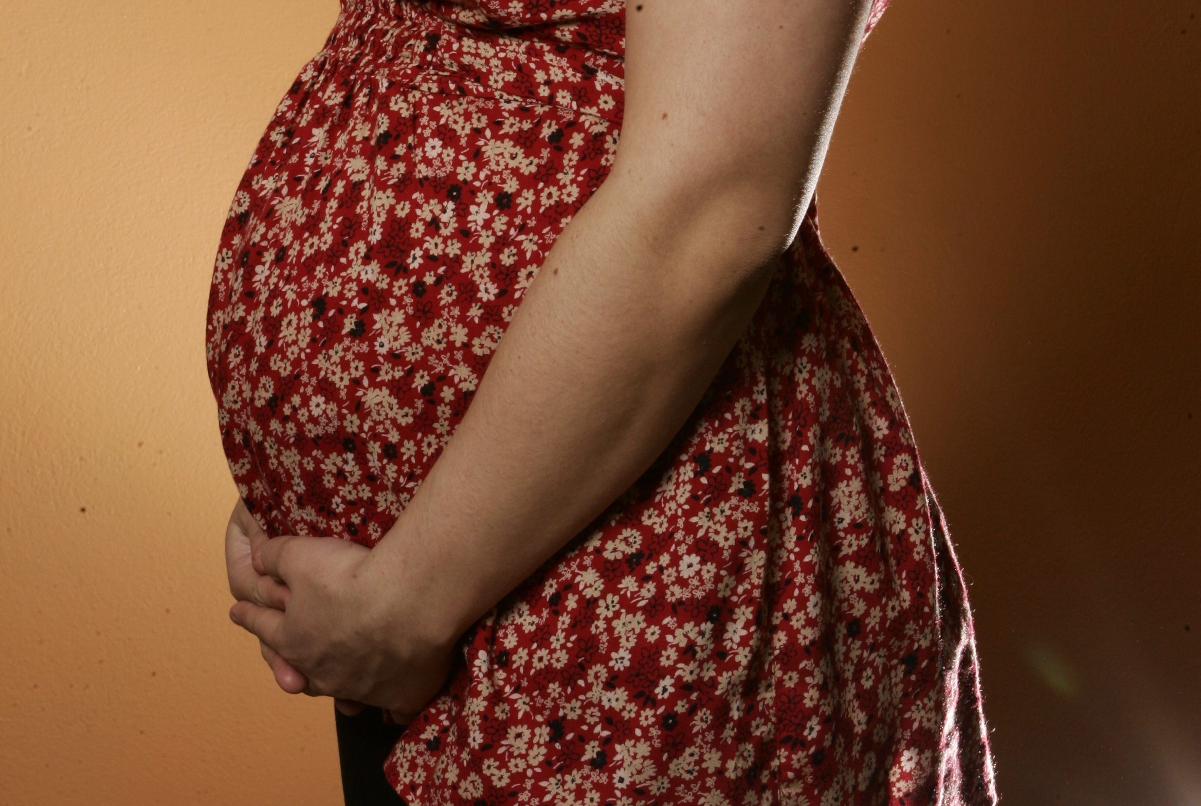 Defensoría del Pueblo urge implementar planes para disminuir casos de embarazo en menores de edad