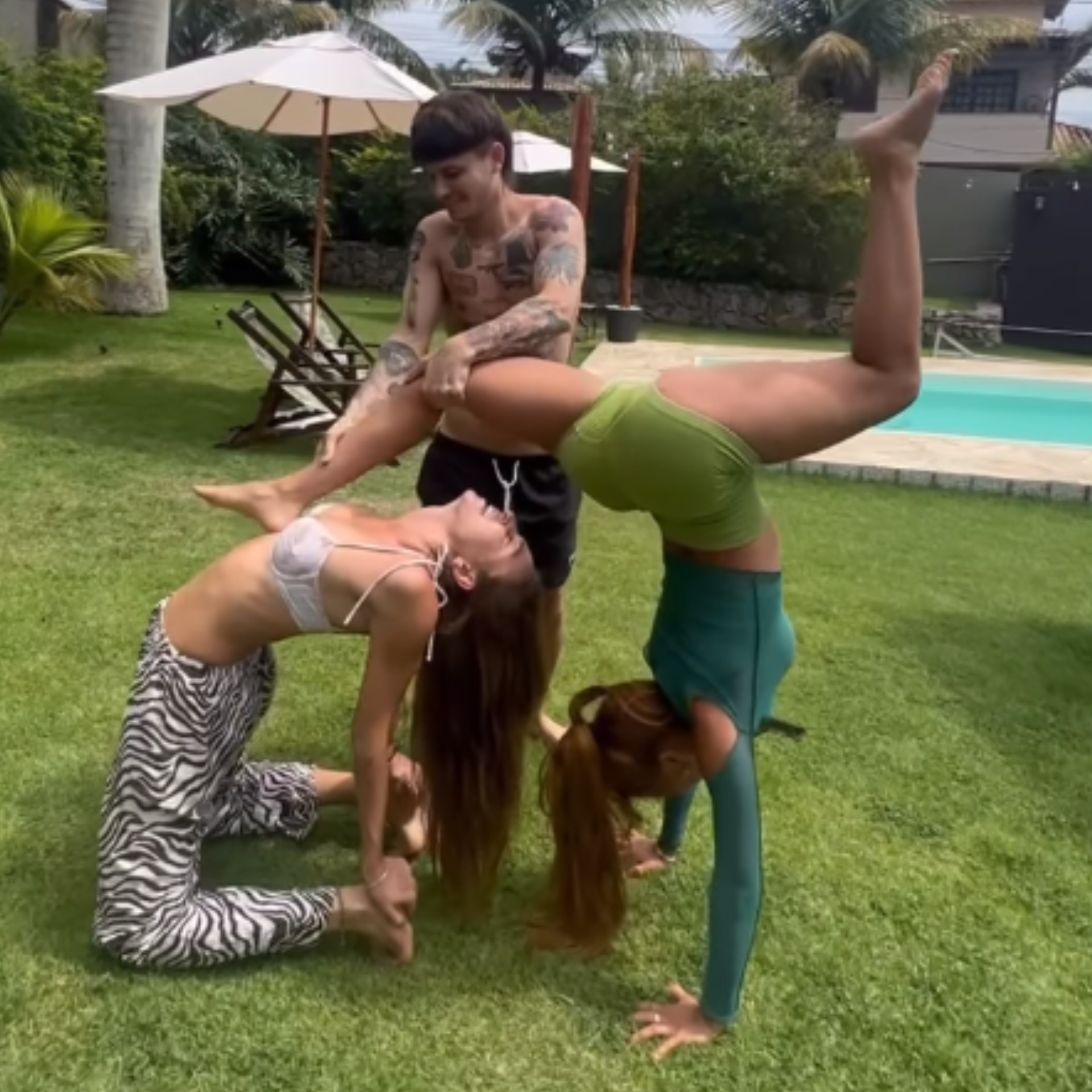 Flor Vigna demostrando toda su destreza al improvisar una coreografía en la posada donde se hospeda en Brasil