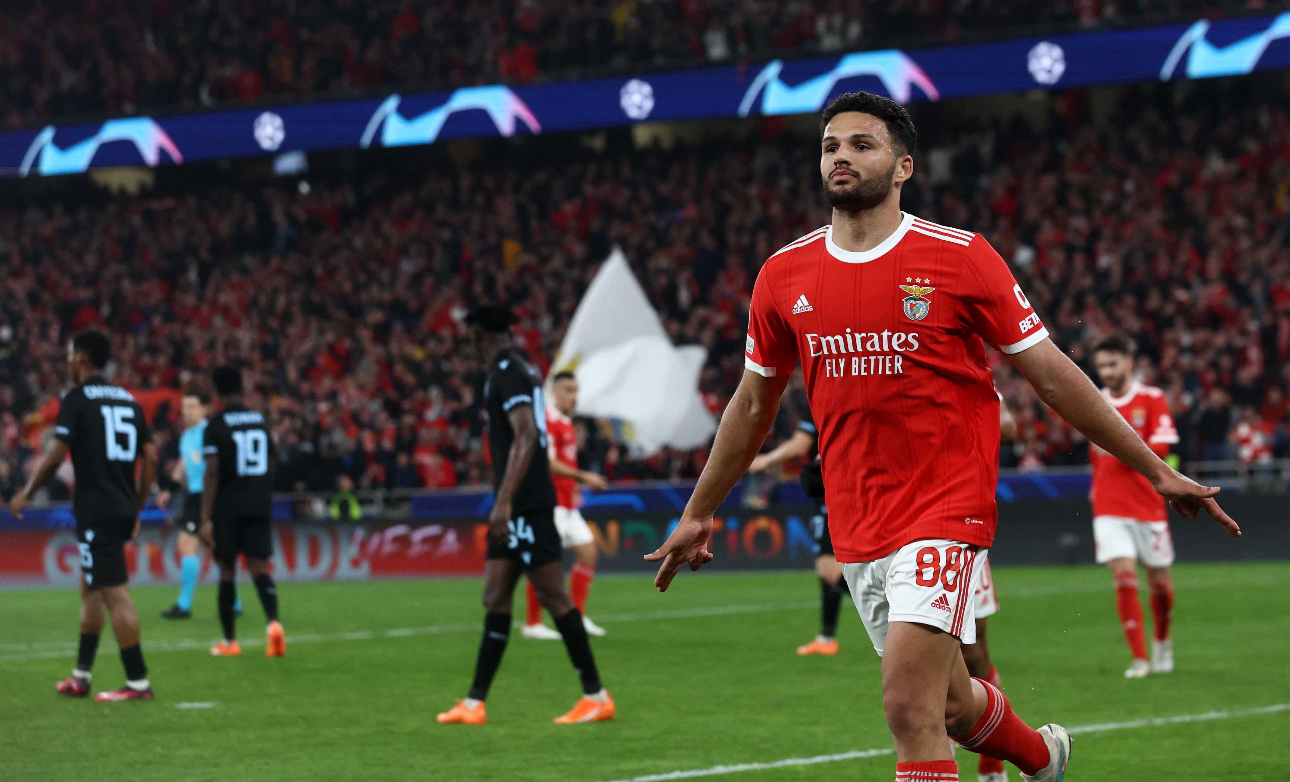 Benfica goleó 5-1 a Brujas y se clasificó a los cuartos de final de la Champions League