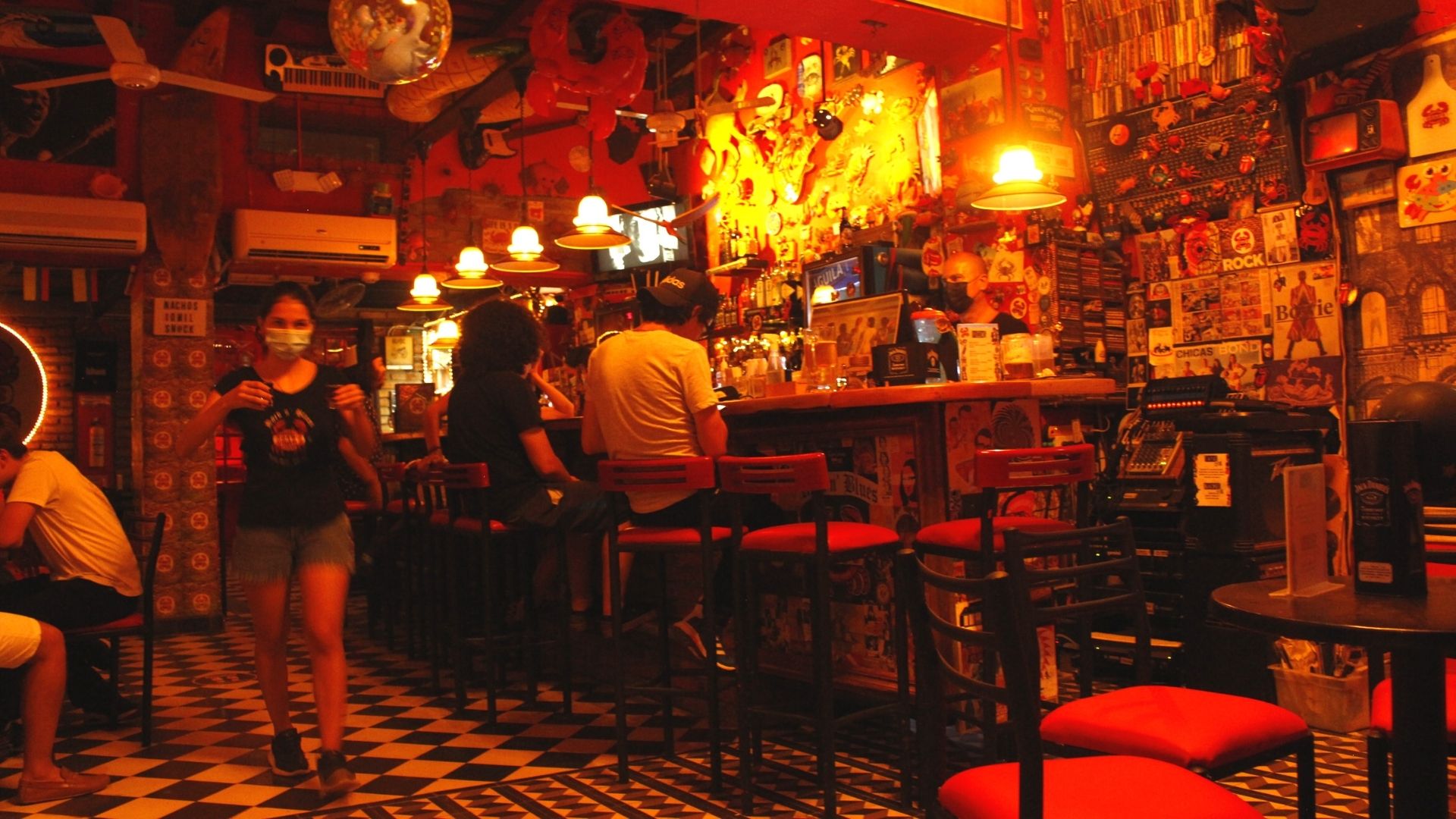 Crabs Bar, un lugar de encuentro para los rockeros, amantes de las tertulias al rededor de la buena música y los cócteles, preparados, según cuenta el Cangrejo, con los mejores licores, ya que su misión es ofrecer al público productos de calidad, por eso se consideran enemigos de los 'happy hours'. Foto: María José Cogollo / Infobae Colombia