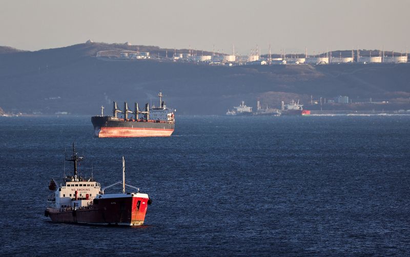 FOTO DE ARCHIVO. El petrolero Nord y un granelero navegan cerca de la terminal de crudo Kozmino en la bahía de Nakhodka, cerca de la ciudad portuaria de Nakhodka, Rusia. 4 de diciembre de 2022. REUTERS/Tatiana Meel