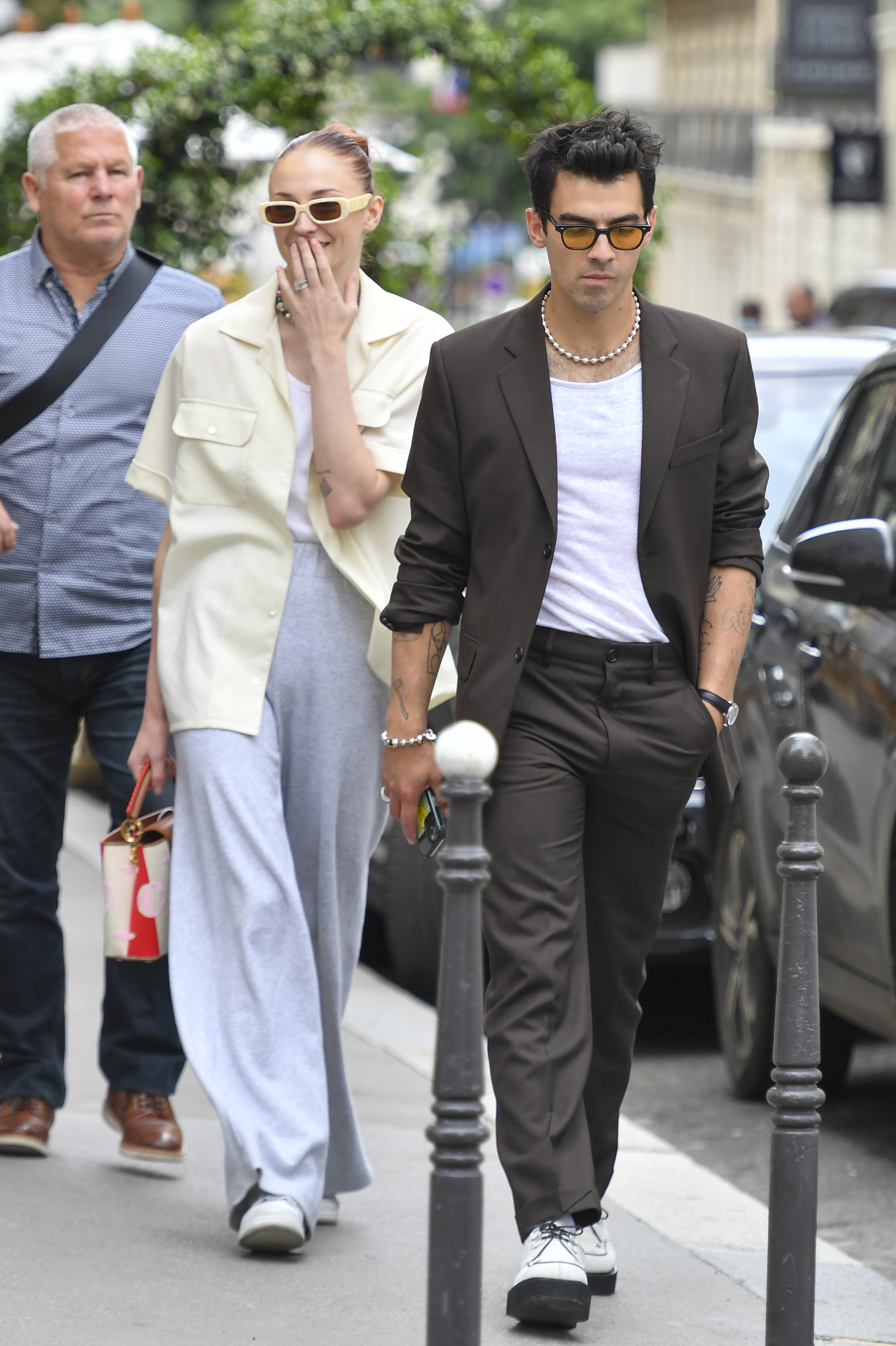 Sophie Turner y Joe Jonas viajaron a Francia para asistir al París Fashion week. La pareja fue fotografiada mientras caminaba por la calle. El músico lució un traje con remera blanca mientras que la actriz optó por un pantalón gris y remera blanca que combinó con una camisa (Fotos: The Grosby Group)
