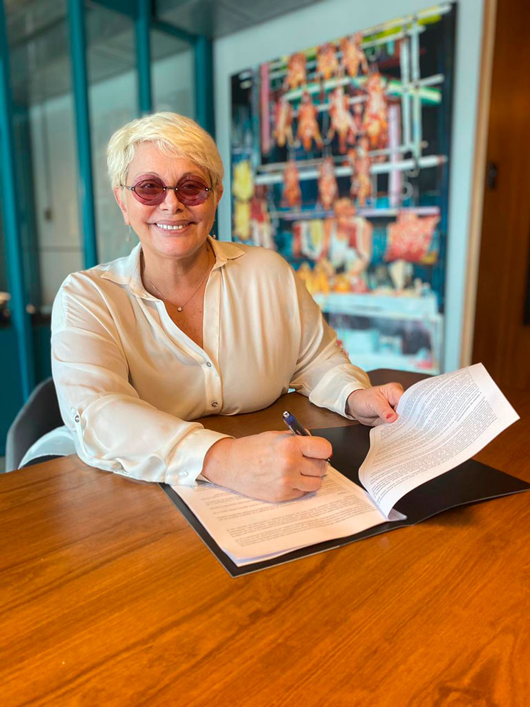 Carmen Barbieri y la firma de su contrato para ser parte de Masterchef Celebrity 2