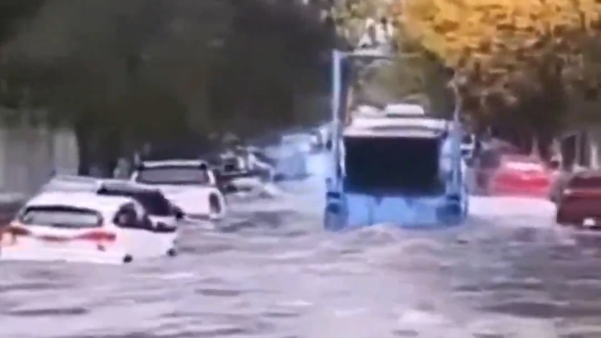 Suspendieron al chofer de un cami&oacute;n que pas&oacute; por una calle inundada, gener&oacute; oleaje y da&ntilde;&oacute; autos durante un temporal en La Pampa