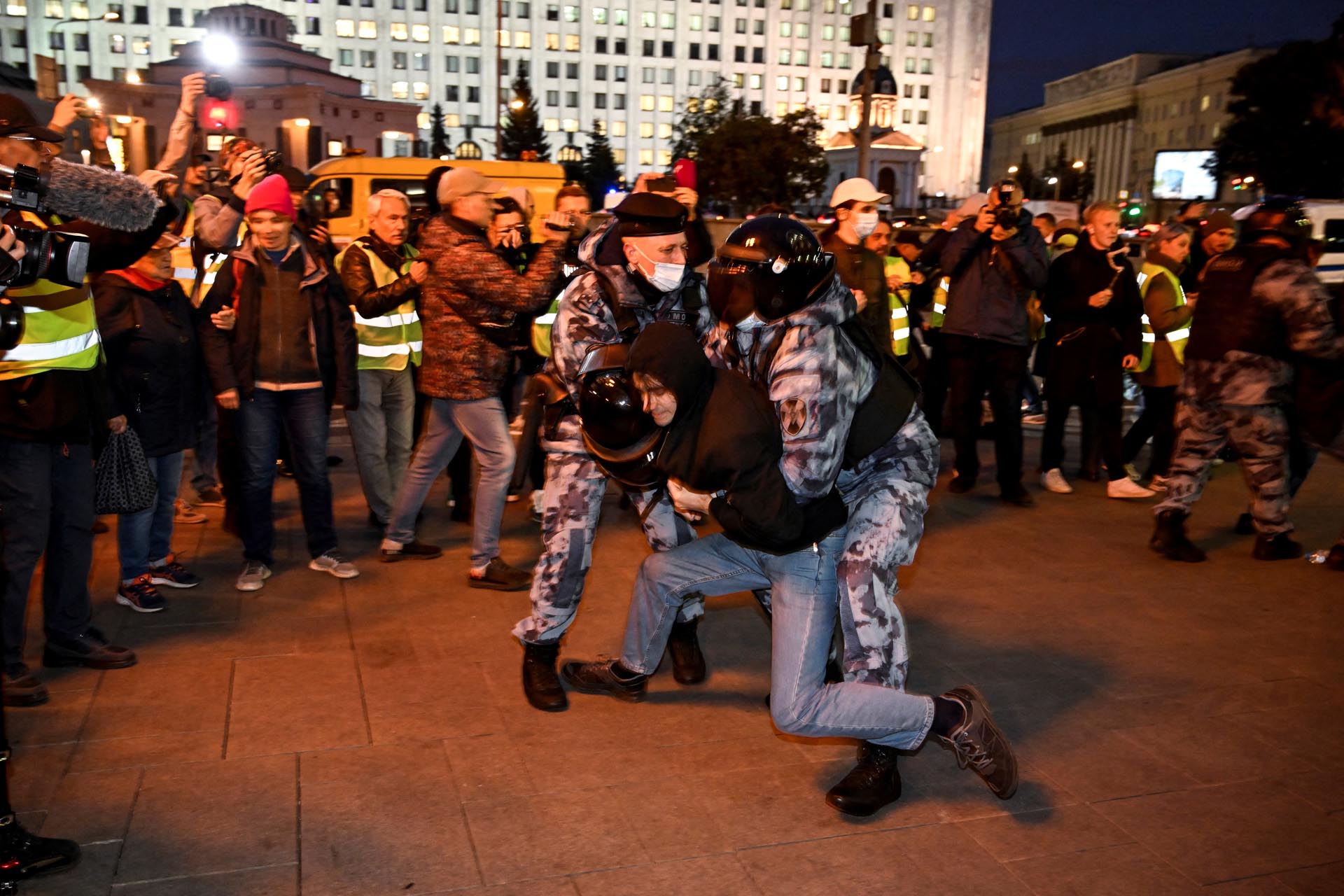 Russian security forces crush anti-war protests in Ukraine (Alexander Nemenov/AFP)