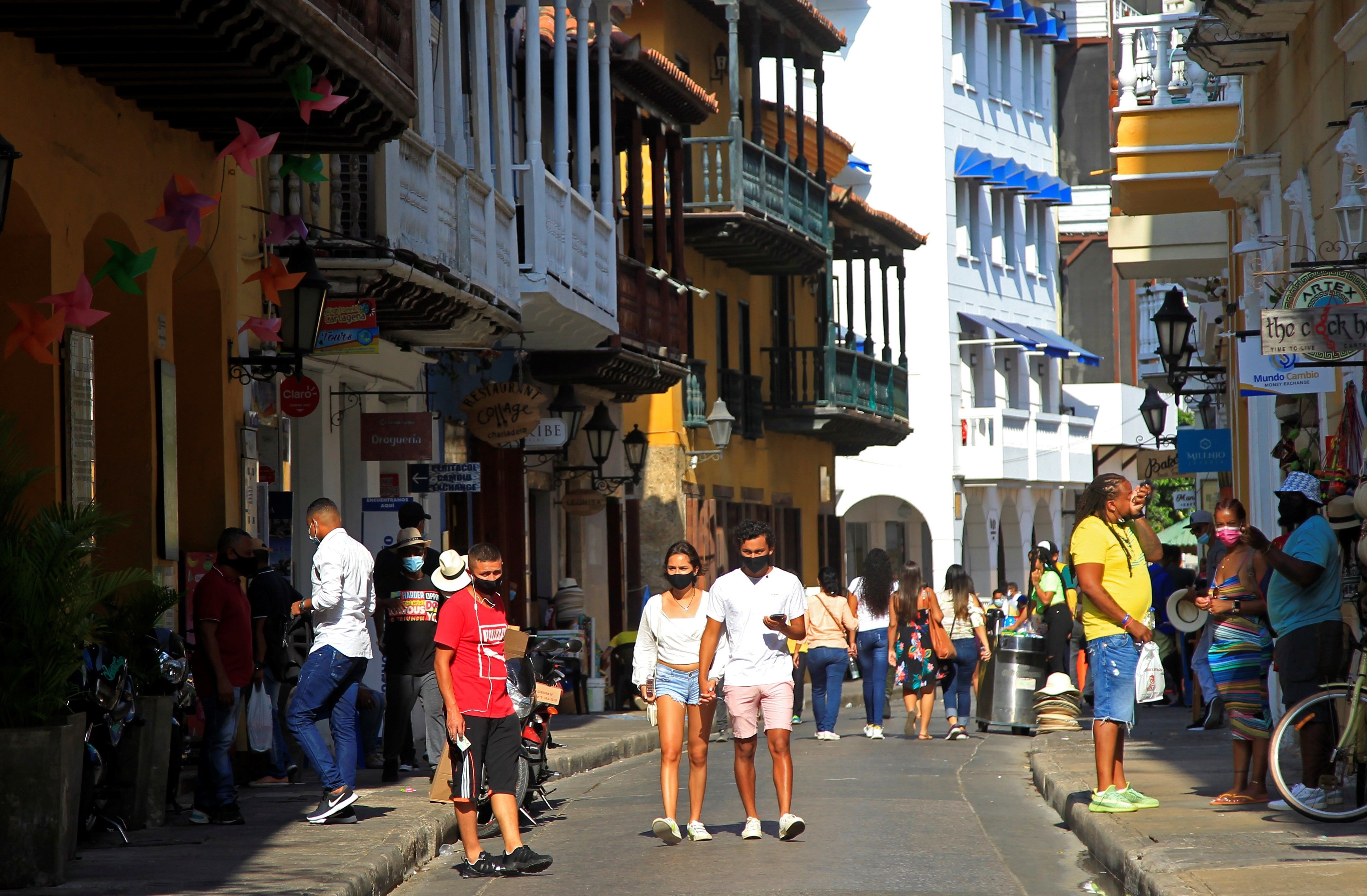 Fotografía que muestra turistas mientras caminan por una calle, el 27 de marzo de 2021, en la ciudad de Cartagena de Indias (Colombia). EFE/Ricardo Maldonado Rozo
