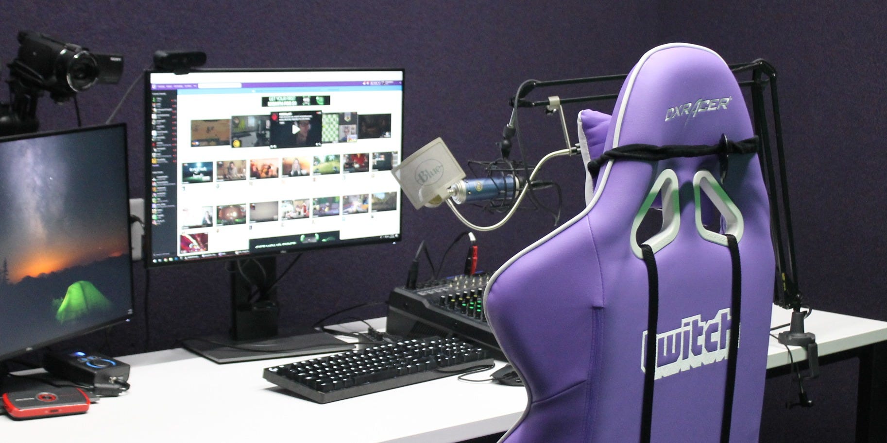 Streamers abrem a câmera para trabalhar e estudar em transmissões no Twitch  - 02/10/2021 - UOL TAB