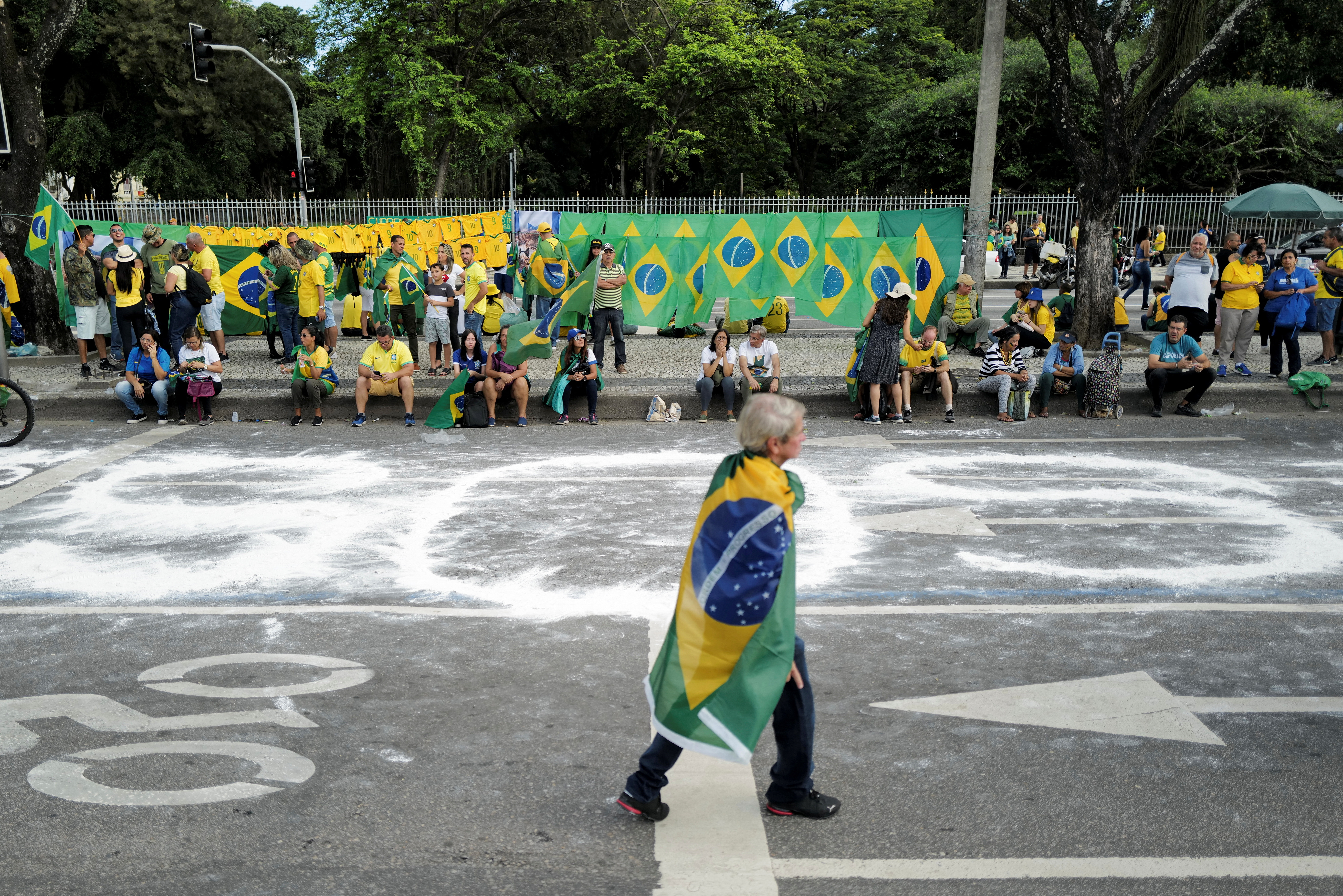 Seguidores del presidente Jair Bolsonaro se manifiestan para pedir la intervención de las Fuerzas Armadas  (REUTERS/Lucas Landau)
