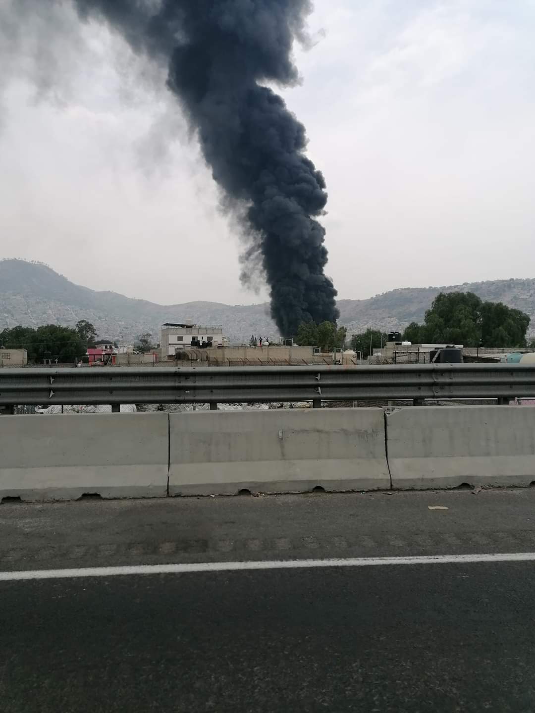 Incendio en fábrica de pinturas en Ecatepec, se pudo ver una gran columna de humo a la distancia  (Twitter/@alexmaec) Ecatepec Xalostoc