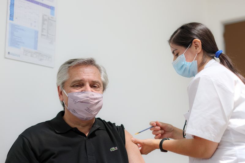 Alberto Fernández ya recibió la primera dosis de la vacuna rusa Sputnik V contra el COVID-19 en el hospital Posadas en Buenos Aires (Esteban Collazo/Presidencia Argentina).