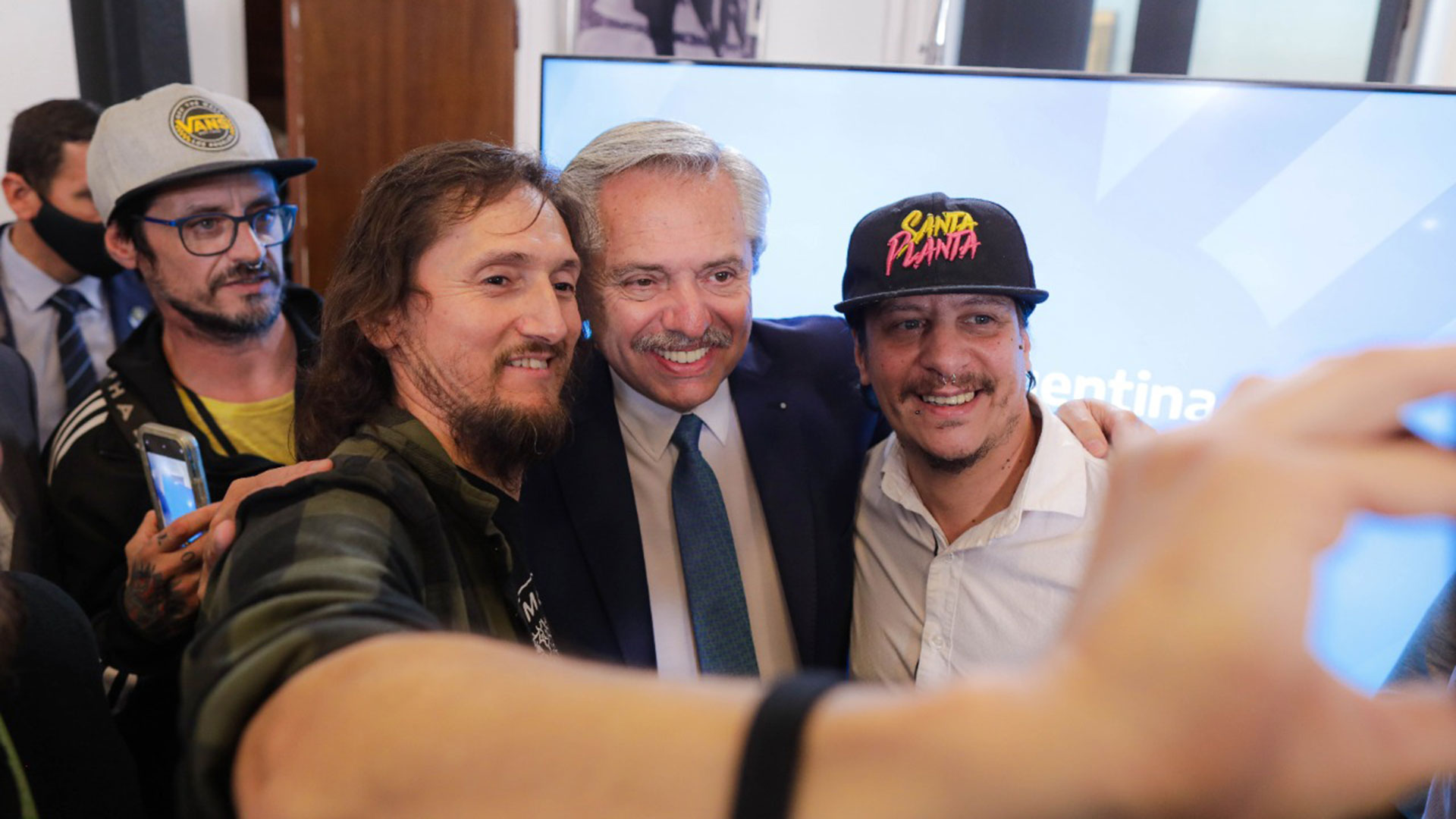 Alberto Fernández promulgó la ley que inaugura la industria del cannabis en Casa Rosada junto a activistas cannábicos y emprendedores del nuevo mercado