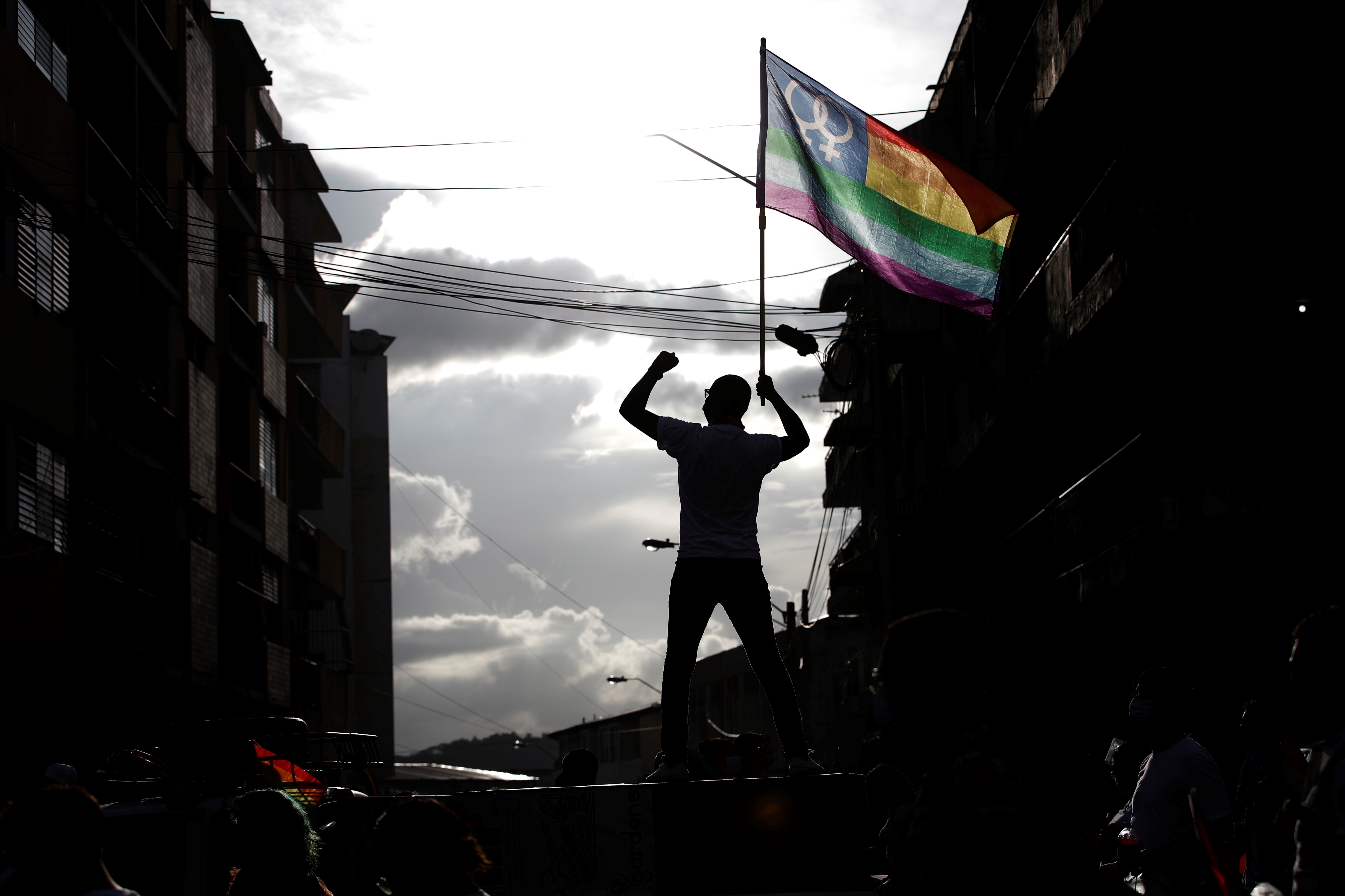 Una persona sostiene una bandera durante la marcha del colectivo LGTBIQ+. EFE/ Bienvenido Velasco
