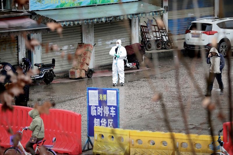 Un trabajador con traje de protección en el mercado cerrado de mariscos en Wuhan, provincia de Hubei, China, el 10 de enero de 2020 (REUTERS/Stringer)