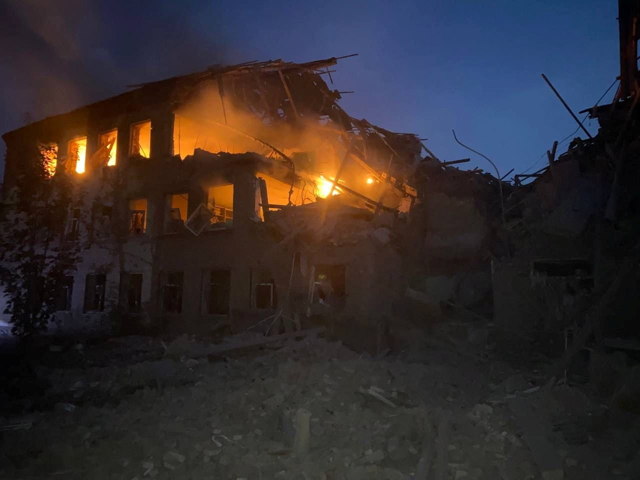 El edificio de una escuela destruida por un ataque militar ruso (Servicio de prensa del Servicio Estatal de Emergencias de Ucrania/Handout vía REUTERS/Archivo)