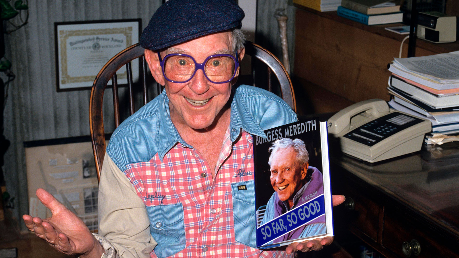 Burgess Meredith en sus últimos años, con su autobiografía en mano (Foto: Shutterstock)