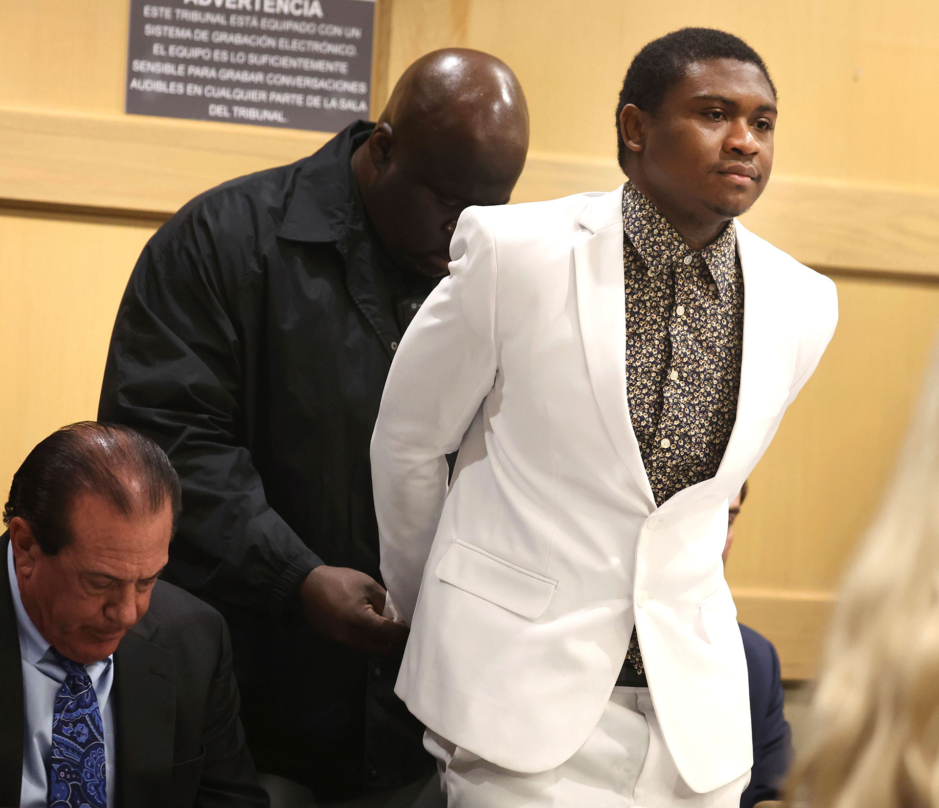Trayvon Newsome es esposado después de que fue declarado culpable de asesinato en primer grado del rapero emergente XXXTentacion en el juzgado del condado de Broward en Fort Lauderdale. (Carline Jean/South Florida Sun-Sentinel vía AP, Pool)