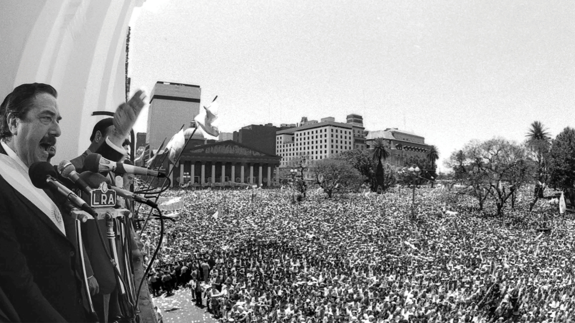 Raúl Alfonsín el día de su asunción (Victor Bugge)