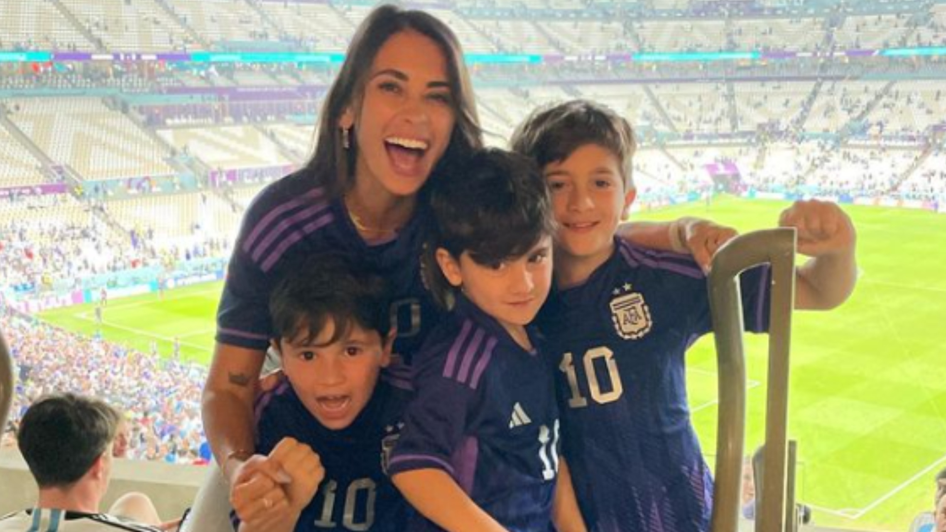 Antonela Roccuzzo y sus hijos desde el estadio Lusail en el partido de Argentina contra Croacia (Foto: Instagram)