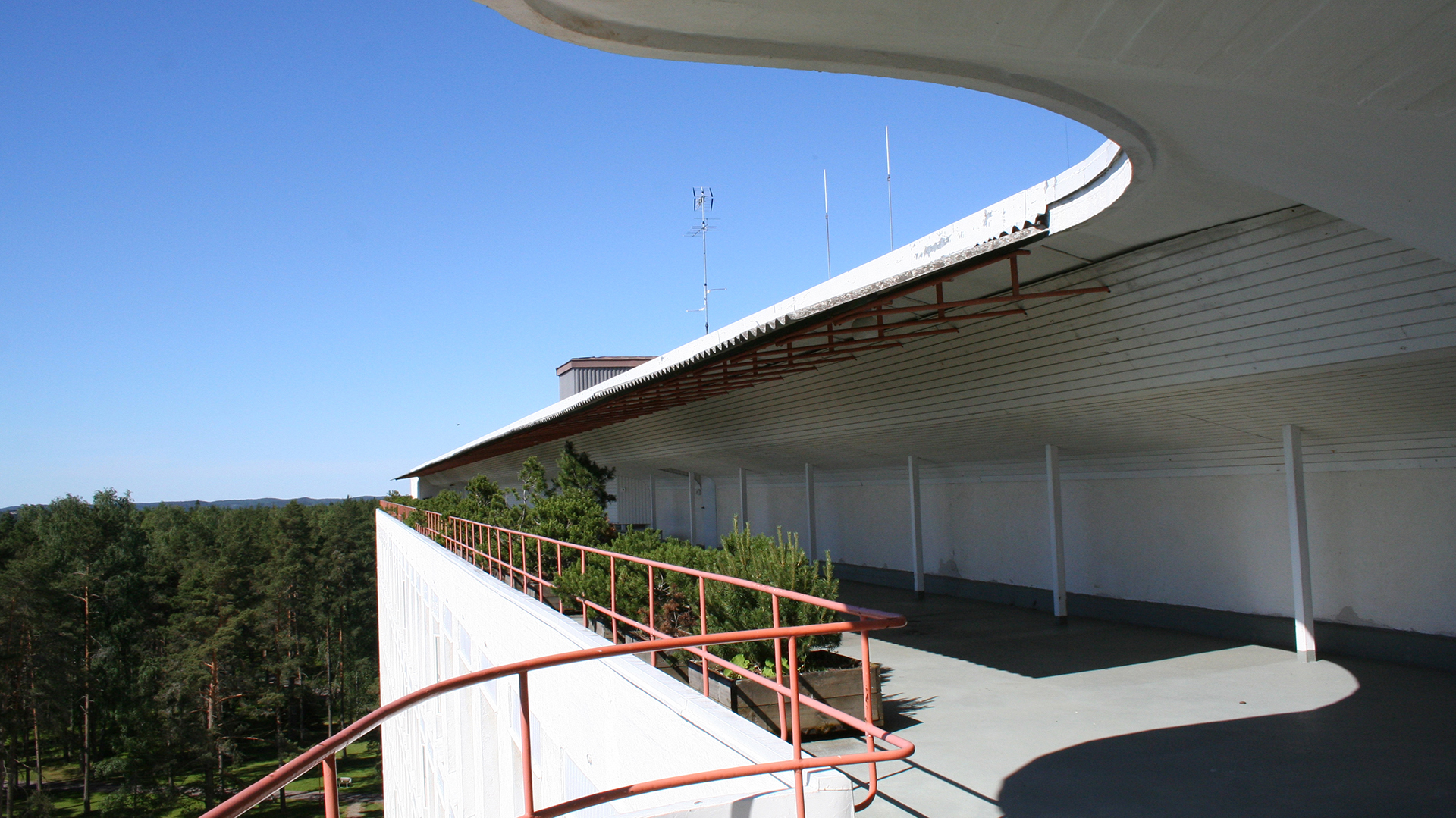Uno de los mayores ejemplos de cómo converge la arquitectura de sanatorios con las ideas modernistas probablemente sea el Paimio Sanatorium proyectado por Alvar Aalto (Wikipedia)