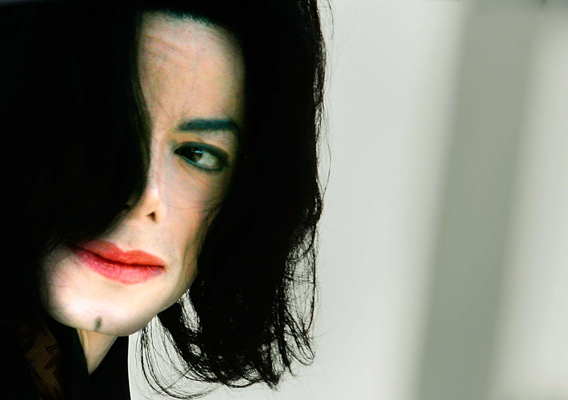 Con el paso de los años la piel de Michael Jackson fue empalideciendo. Se habló de tratamientos para ser blanco y también de una enfermedad dermatológico. Sus constantes transformaciones físicas alimentaron los rumores (Photo by Carlo Allegri/Getty Images)
