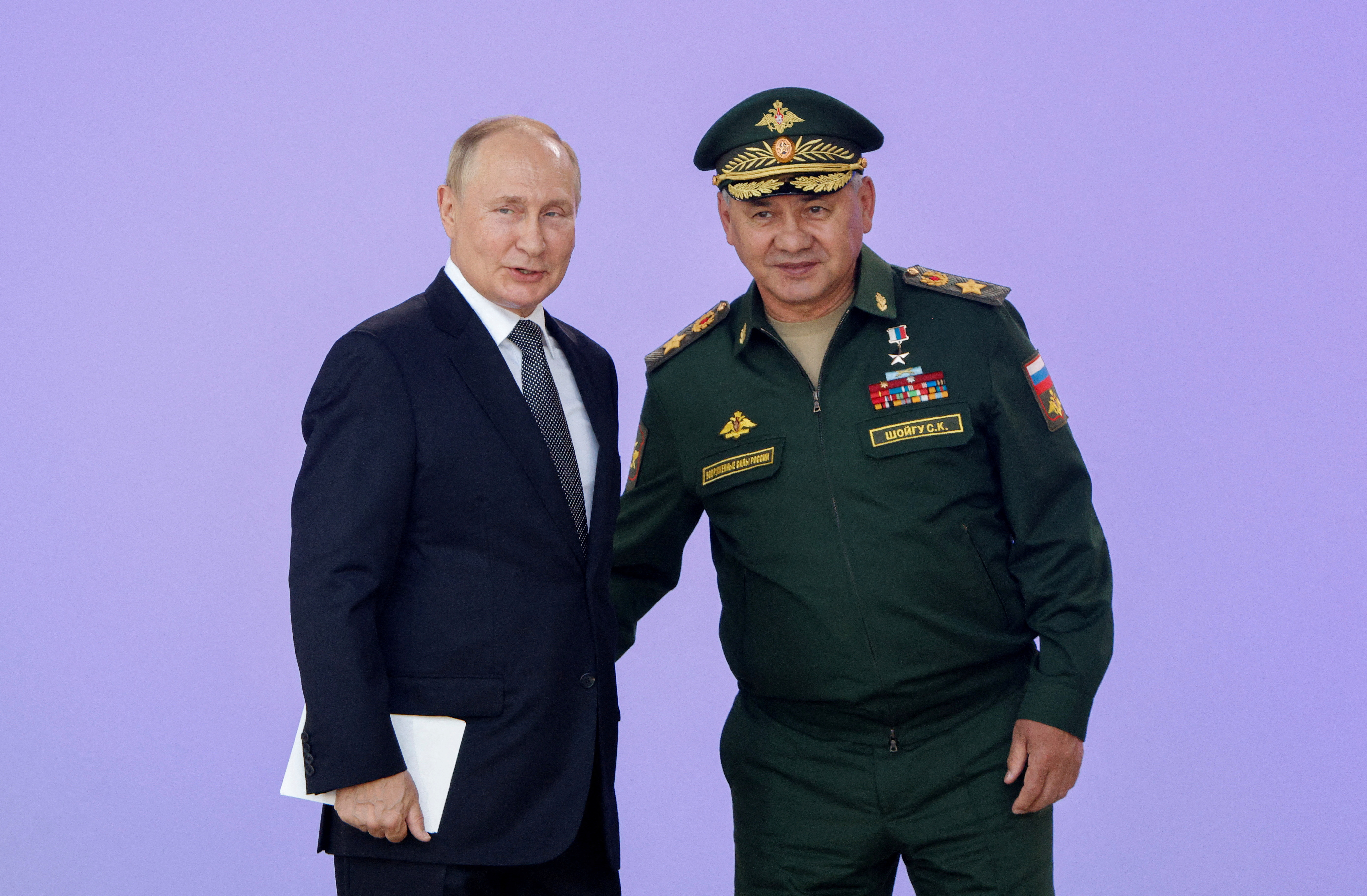 El jefe de estado ruso Vladimir Putin con su cuestionado ministro de Defensa, Sergei Shoigu el 15 de agosto pasado (Reuters)