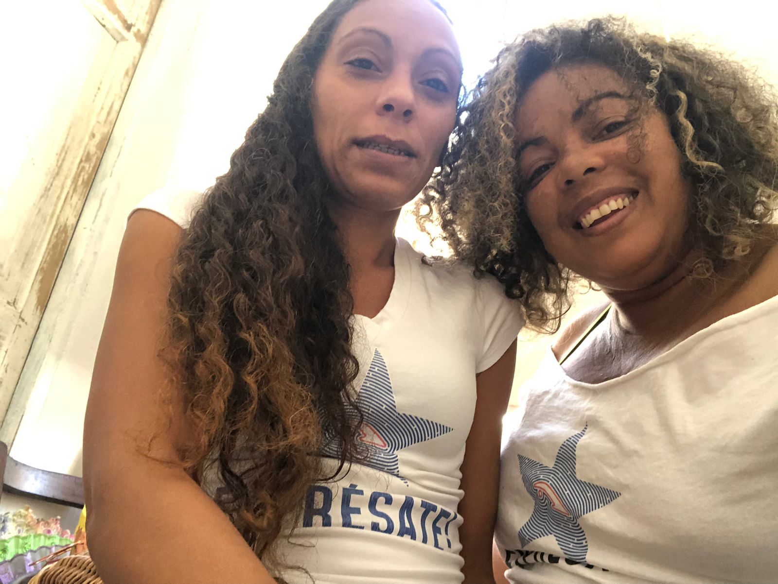 Kirenia y María en su casa de La Habana