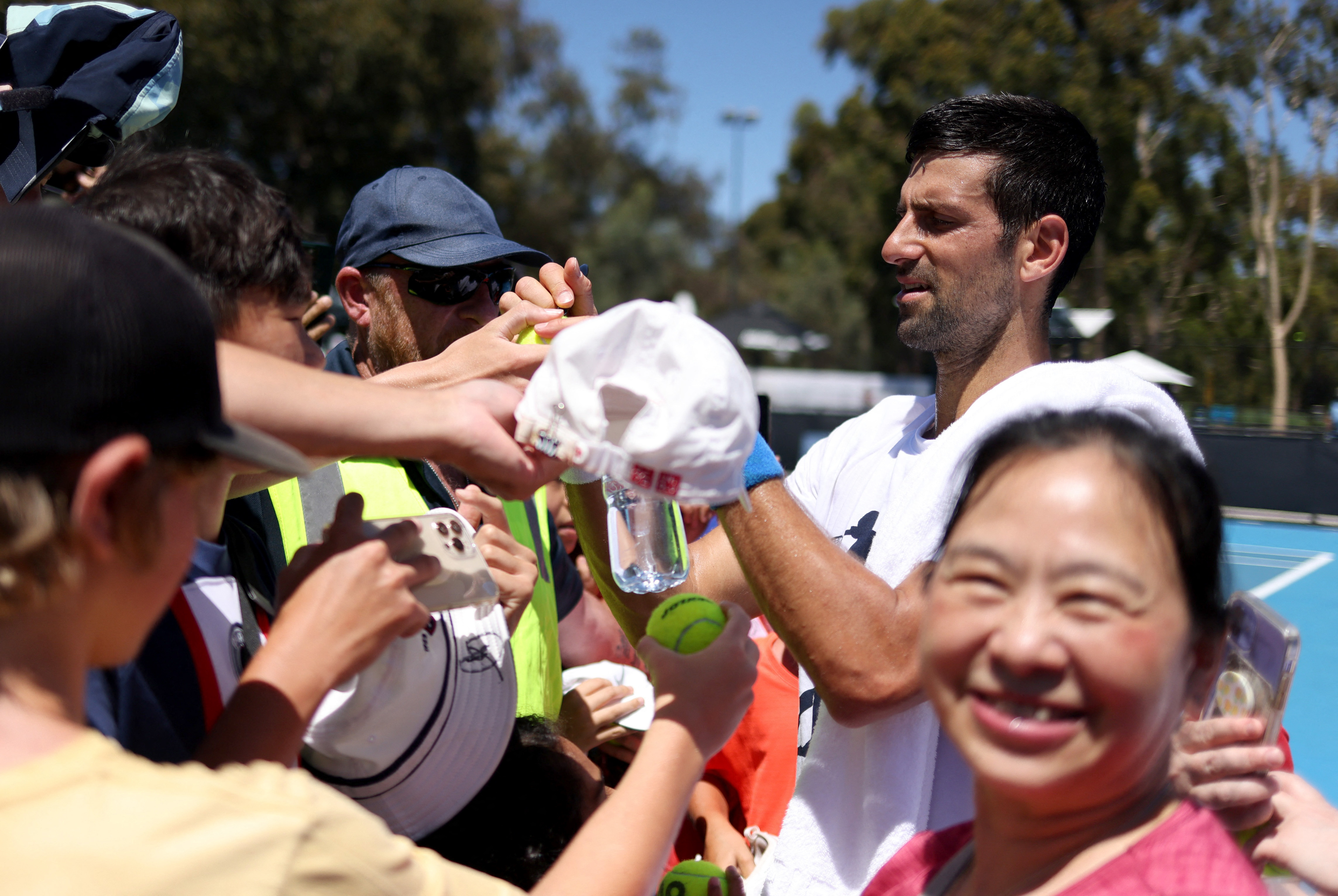 Novak Djokovic firma autógrafos después de derrotar a su rival francés. REUTERS/Loren Elliott