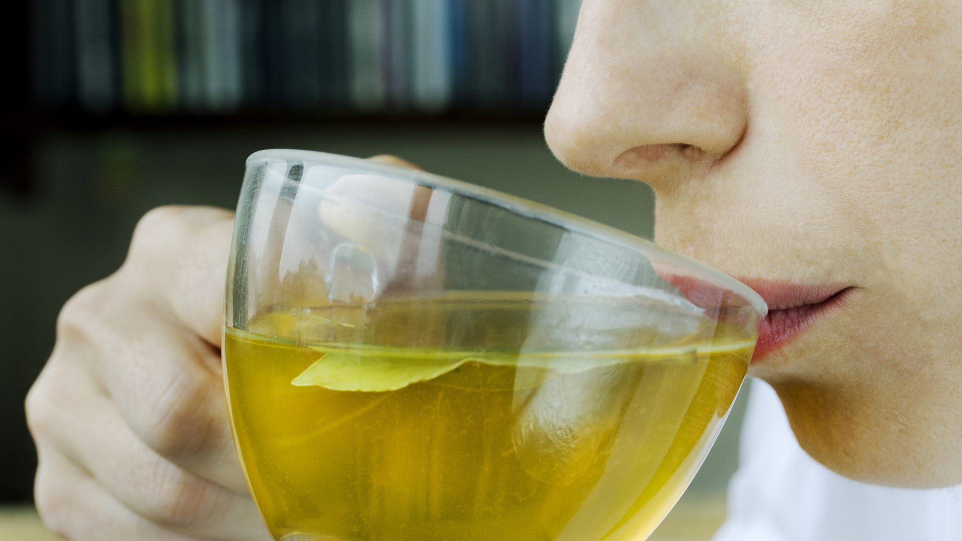 Los ensayos clínicos muestran que el consumo regular de té, especialmente el té verde, puede mejorar ligeramente la presión arterial y el colesterol (Getty Images)