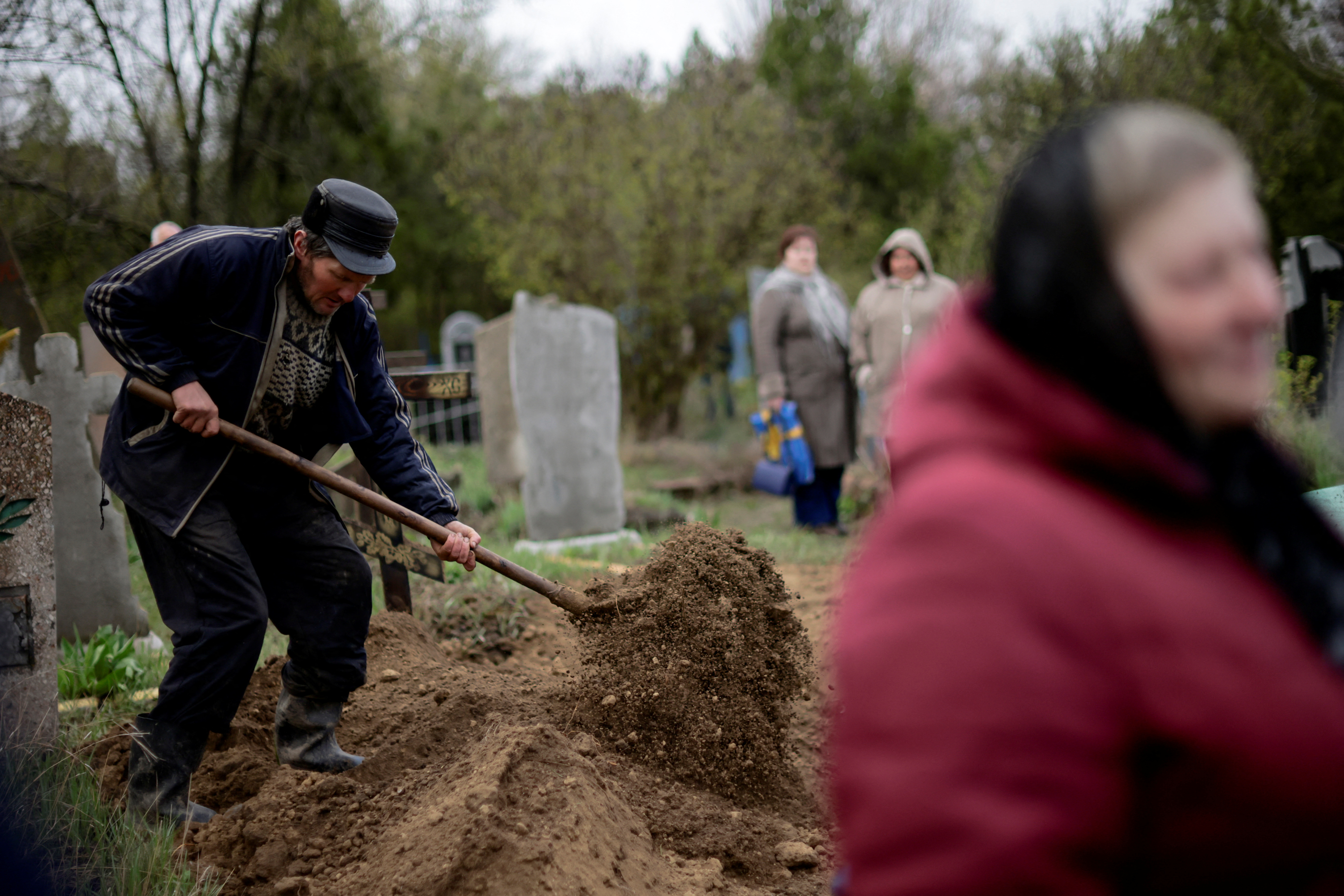 Un trabajador de un cementerio en Zaporizhia (REUTERS/Ueslei Marcelino)