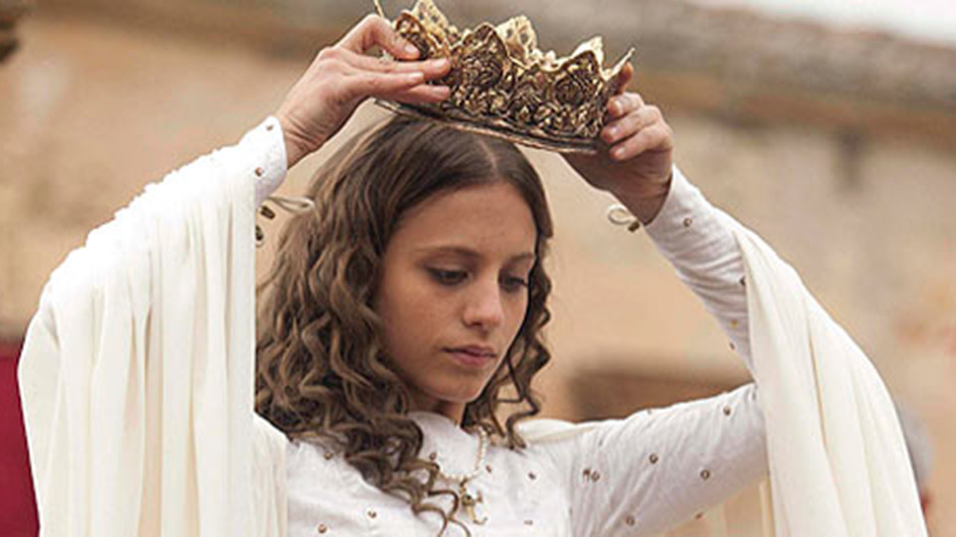 Enterada de la muerte de su hermano, Isabel se apresura a proclamarse reina de Castilla y se corona a sí misma (serie TVE )