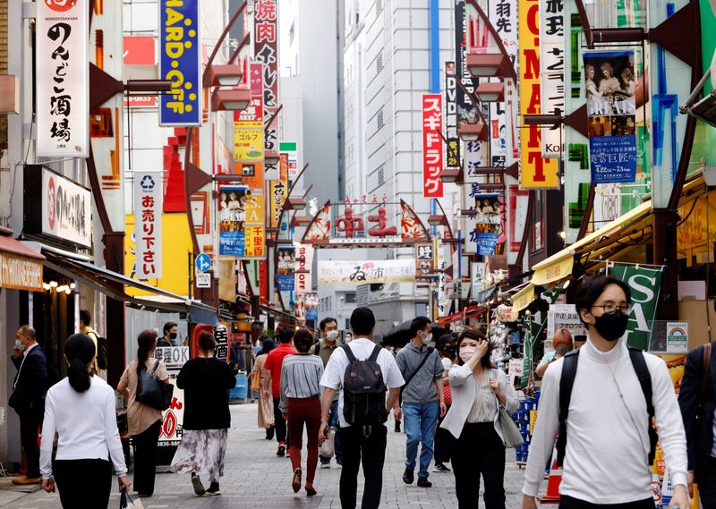 Gente se abre paso en el distrito comercial de Ameyoko en Tokio (REUTERS/Kim Kyung-hoon)