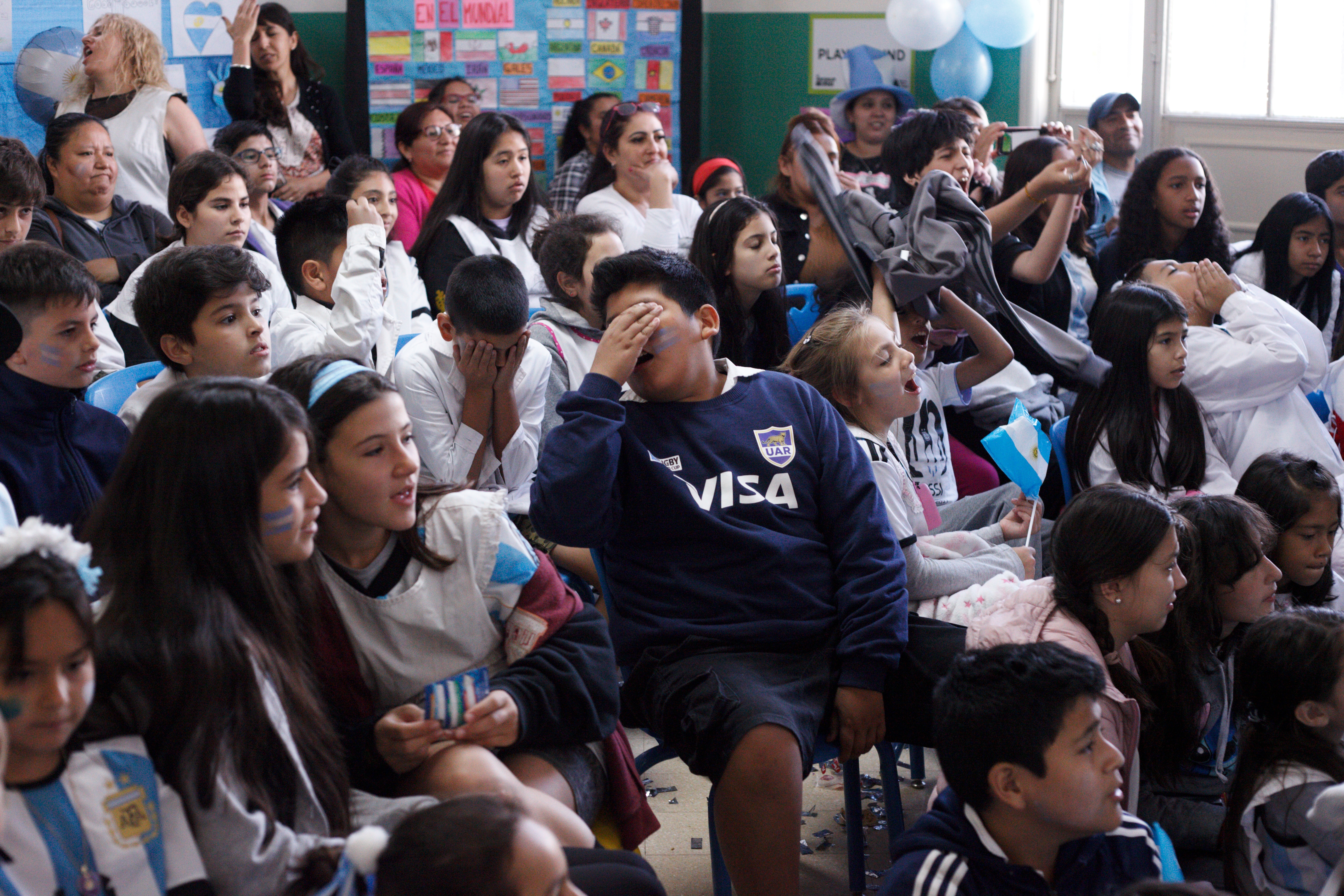 El partido de Argentina en la escuela: la fiesta quedó frustrada entre mochilas y guardapolvos 