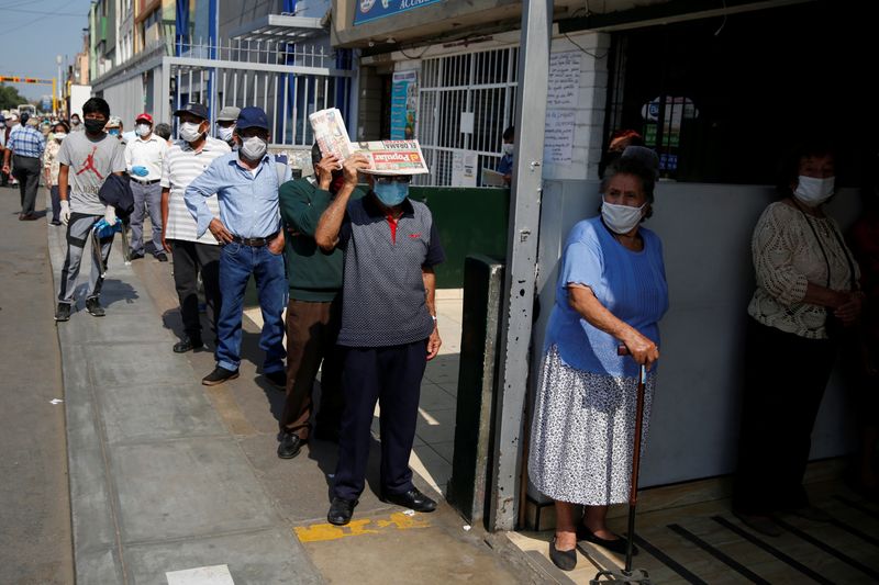 Personas esperan fuera del mercado central de Lima mientras Perú extiende una paralización de actividades por el brote del coronavirus (REUTERS/Sebastian Castaneda)