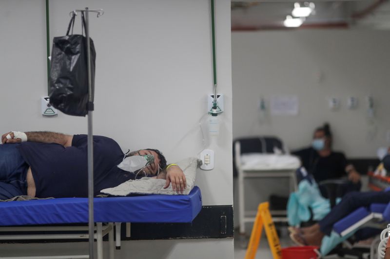 Pacientes con COVID-19 en un área que fue improvisada para acomodar a más personas en el Hospital Regional da Asa Norte (HRAN), en Brasilia (REUTERS/Ueslei Marcelino)