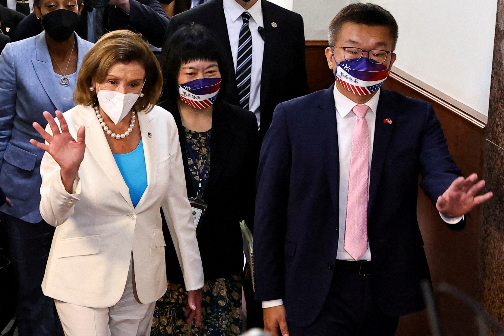 Foto de archivo: La presidenta de la Cámara de Representantes de Estados Unidos, Nancy Pelosi, camina junto al vicepresidente del Yuan Legislativo, Tsai Chi-chang, al salir del parlamento en Taipéi, Taiwán, el 3 de agosto de 2022 (REUTERS/Ann Wang)