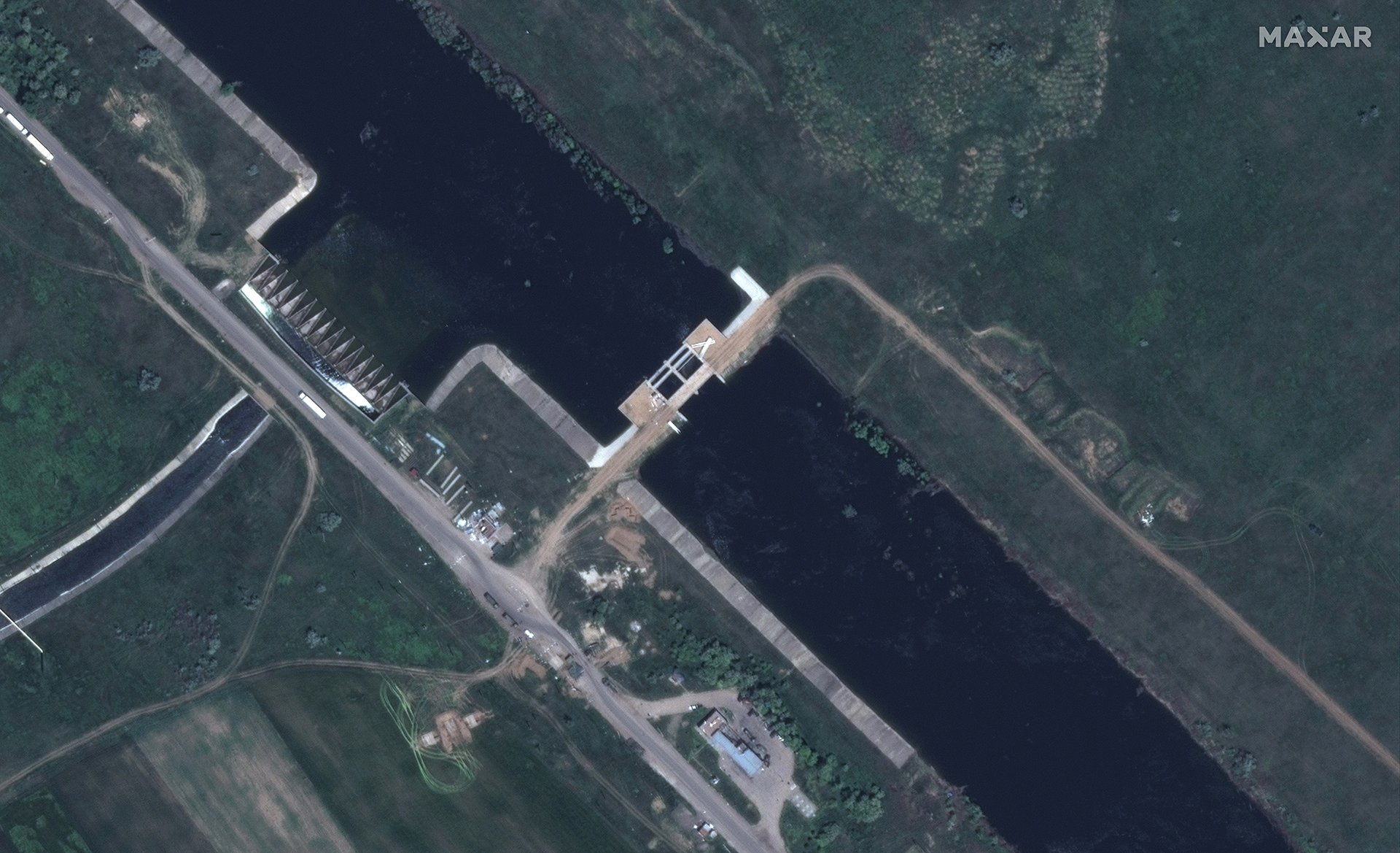 La presa y el canal el 29 de mayo de 2022, después de que las fuerzas rusas restauraran el flujo de agua dulce a Crimea. (Tecnologías Maxar)